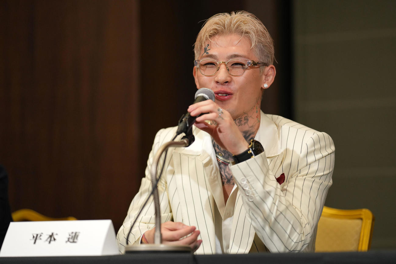 会見で笑顔を見せる平本（撮影・横山健太）