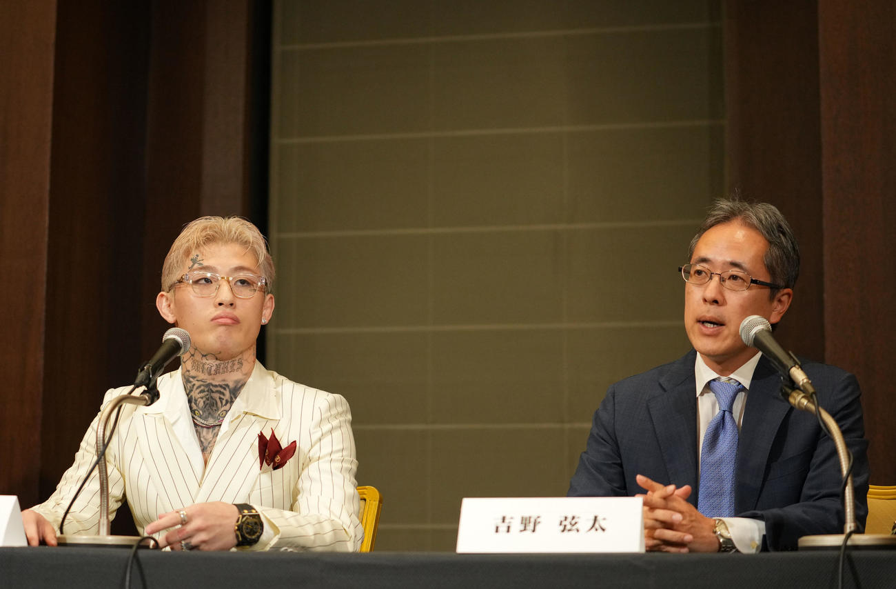 弁護士と共に会見に臨む平本（左）（撮影・横山健太）