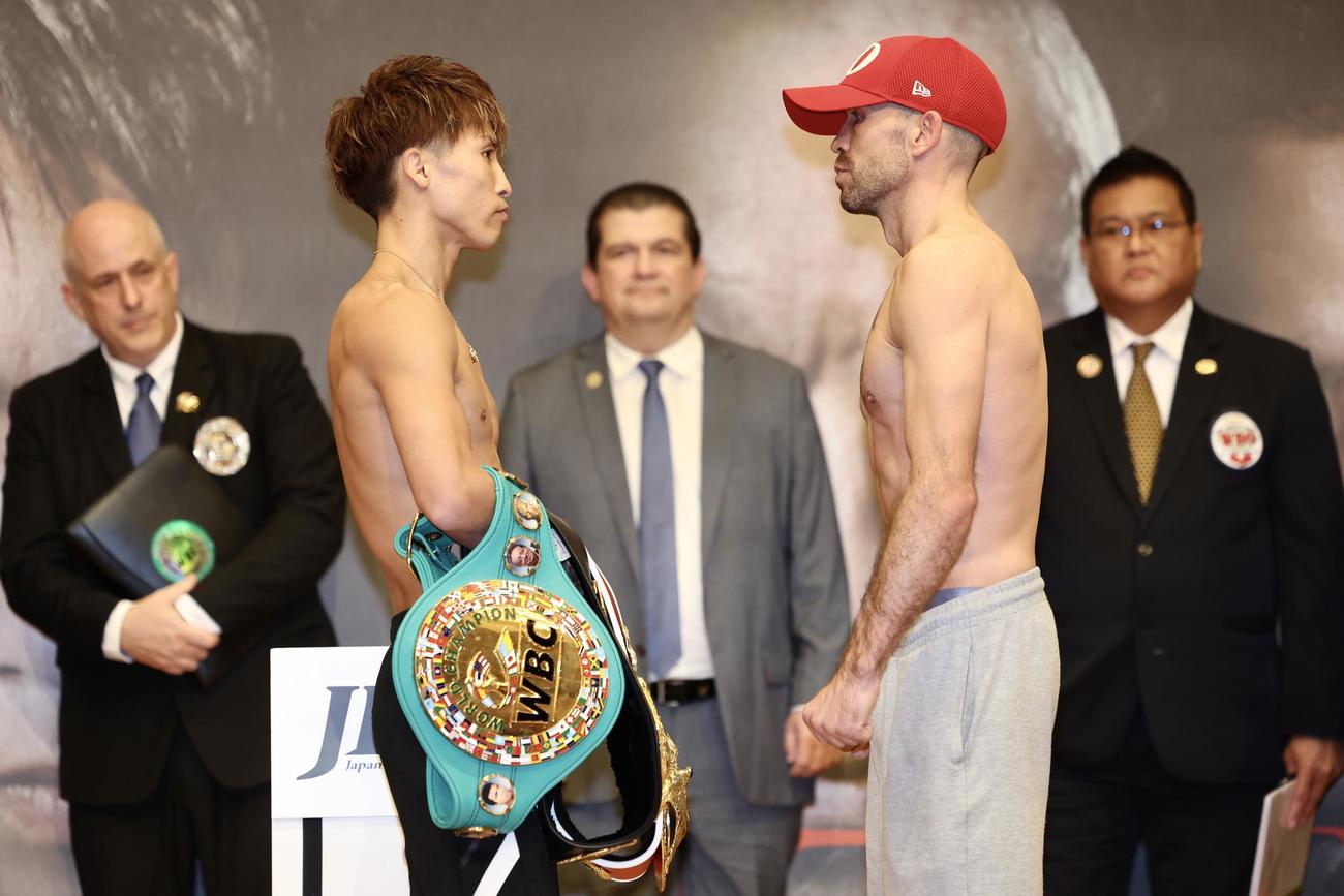 前日の公式計量をパスし、フェイスオフする井上尚（左）とTJ・ドヘニー（撮影・河田真司）