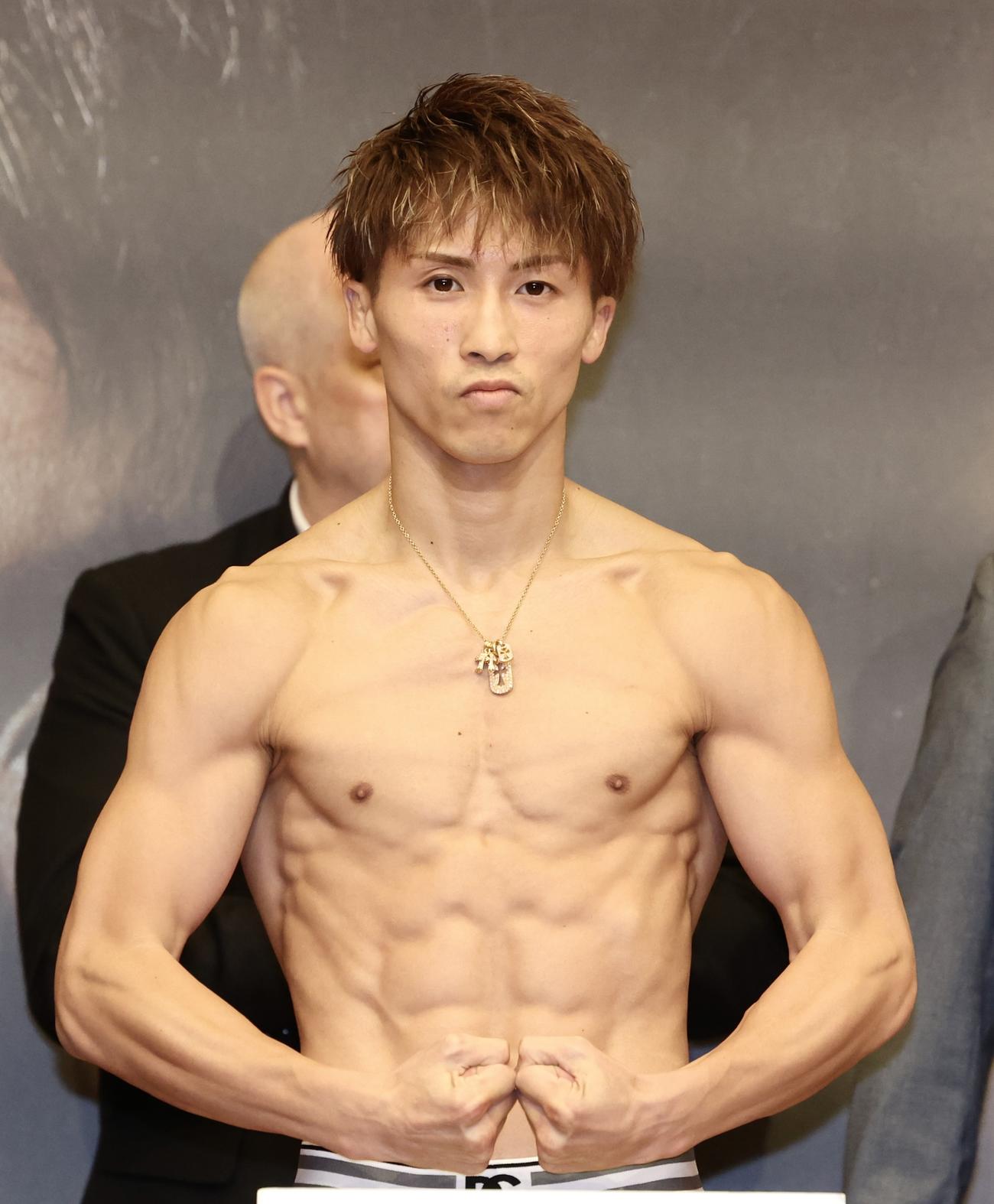 前日の公式計量をパスする井上尚（撮影・河田真司）