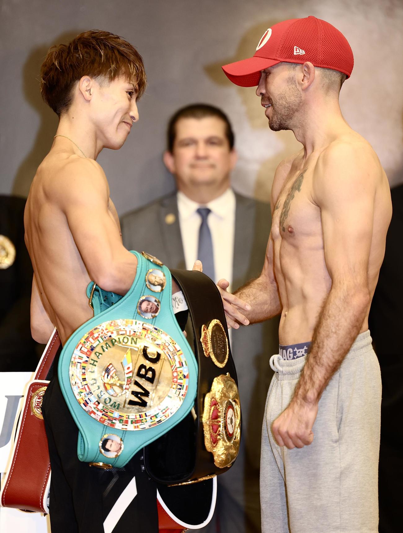 前日の公式計量をパスし、握手を交わす井上尚（左）とTJ・ドヘニー（撮影・河田真司）