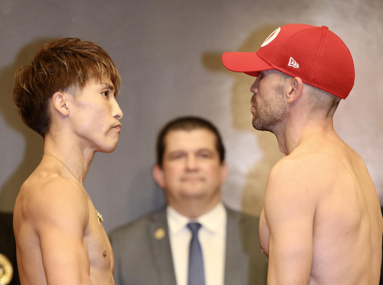 前日の公式計量をパスし、フェイスオフする井上尚（左）とTJ・ドヘニー（撮影・河田真司）