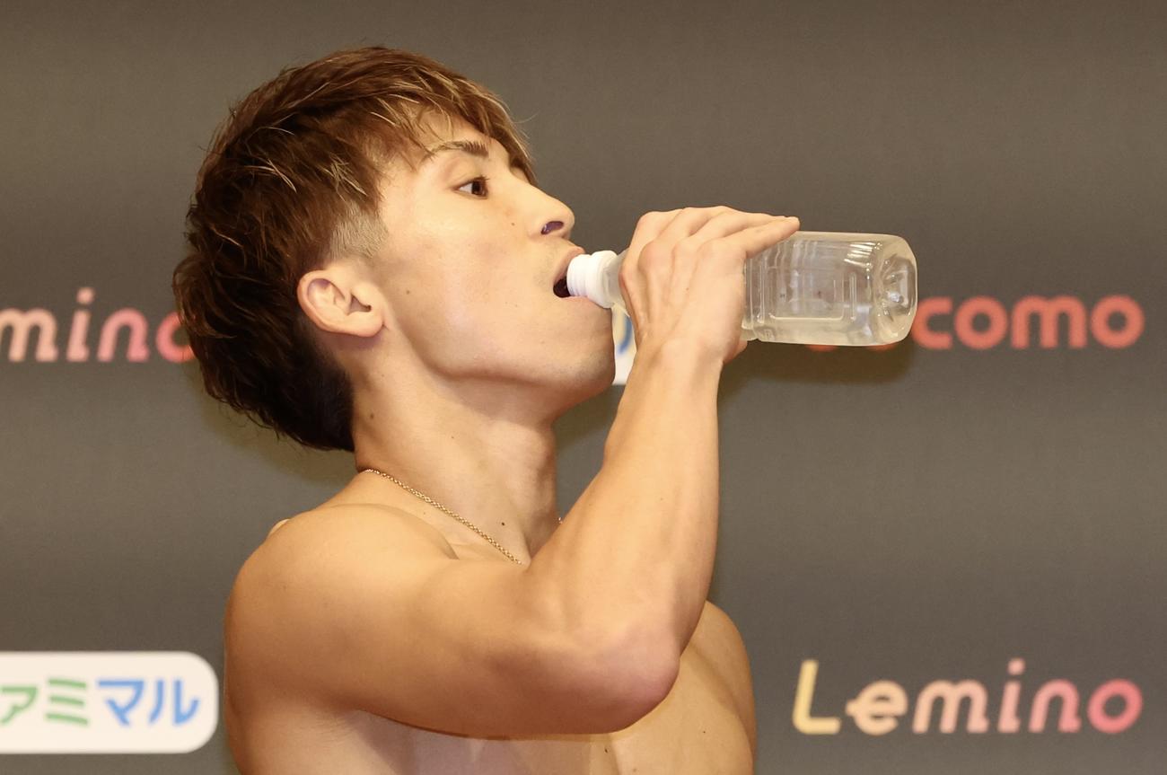前日の公式計量をパスし、水分補給する井上尚（撮影・河田真司）