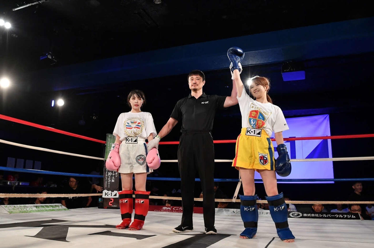 K－1甲子園＆カレッジで行われたスペシャルマッチで荻野心（右）が小浜桃奈に判定勝ちした　（C）K－1