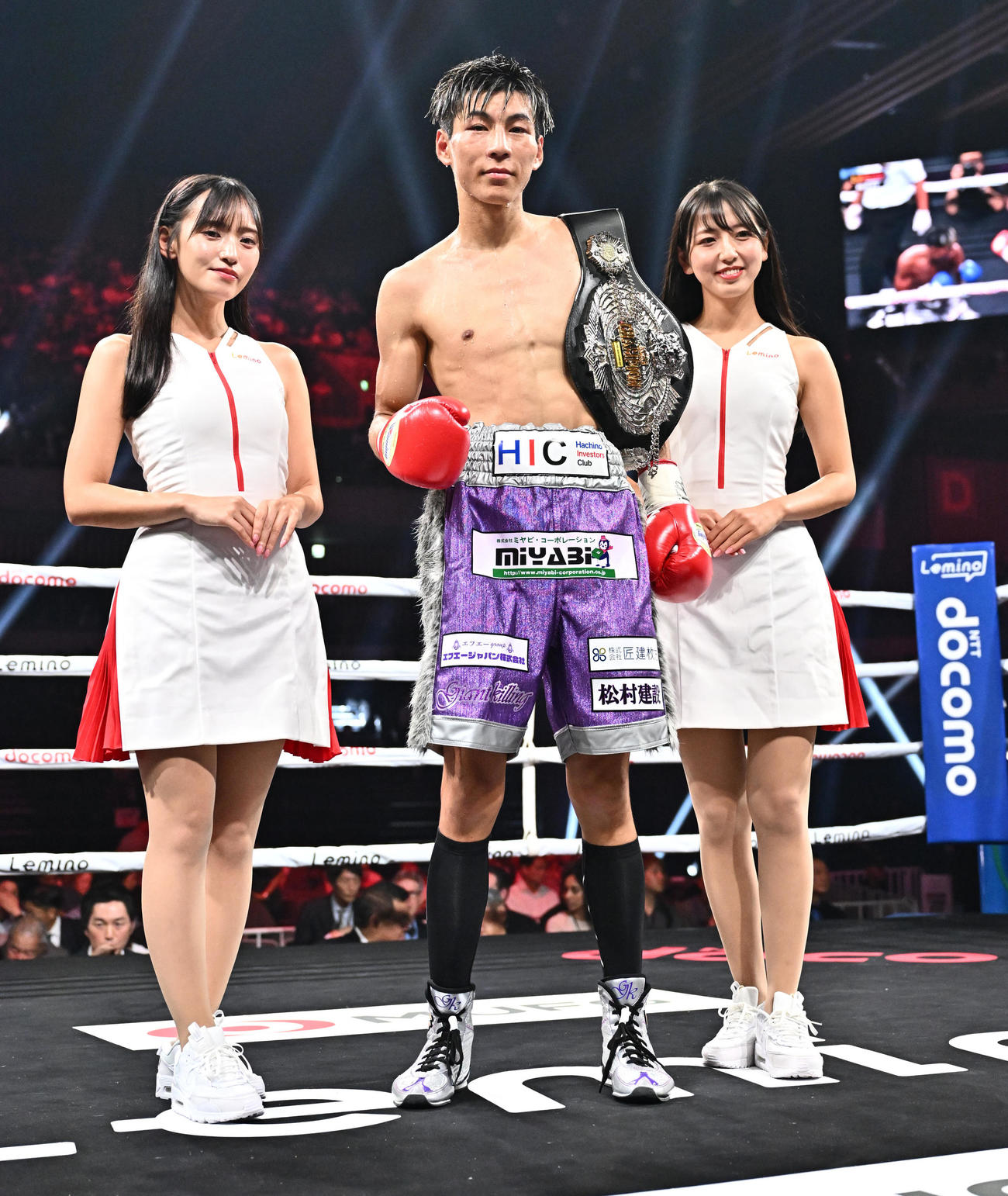 日本スーパーバンタム級タイトルマッチ、下町俊貴対津川龍也　勝利し写真に納まる下町（中央）（撮影・滝沢徹郎）