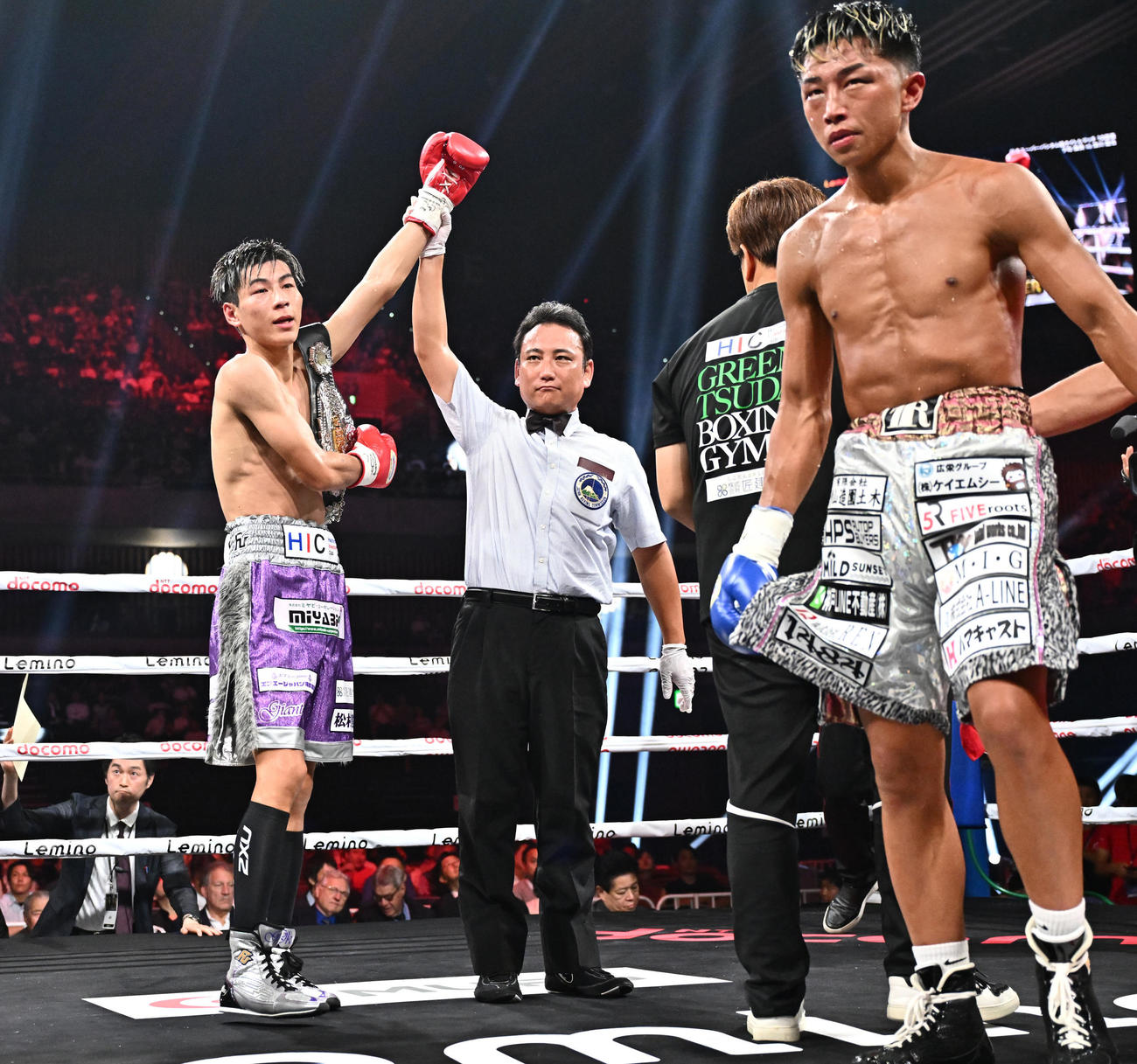 日本スーパーバンタム級タイトルマッチ、下町俊貴対津川龍也　津川（右）に判定勝ちし勝ち名乗りを受ける下町（撮影・滝沢徹郎）