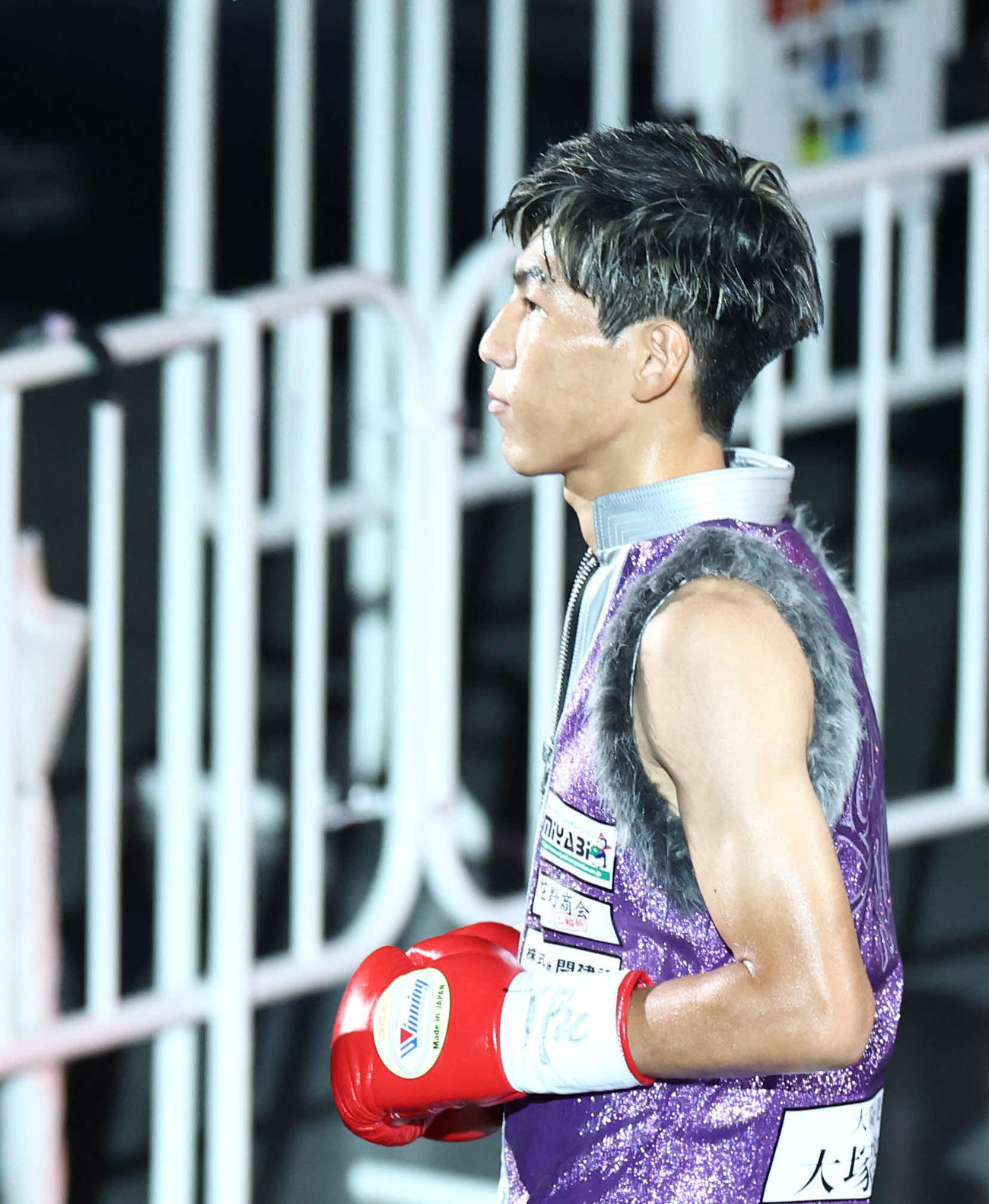 下町俊貴対津川龍也　入場する下町（撮影・河田真司）