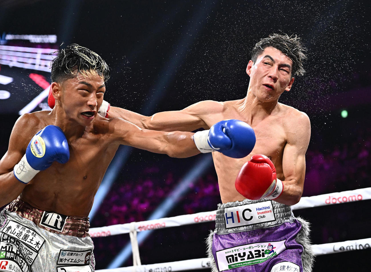日本スーパーバンタム級タイトルマッチ、下町俊貴対津川龍也　10回、打ち合う津川（左）と下町（撮影・滝沢徹郎）