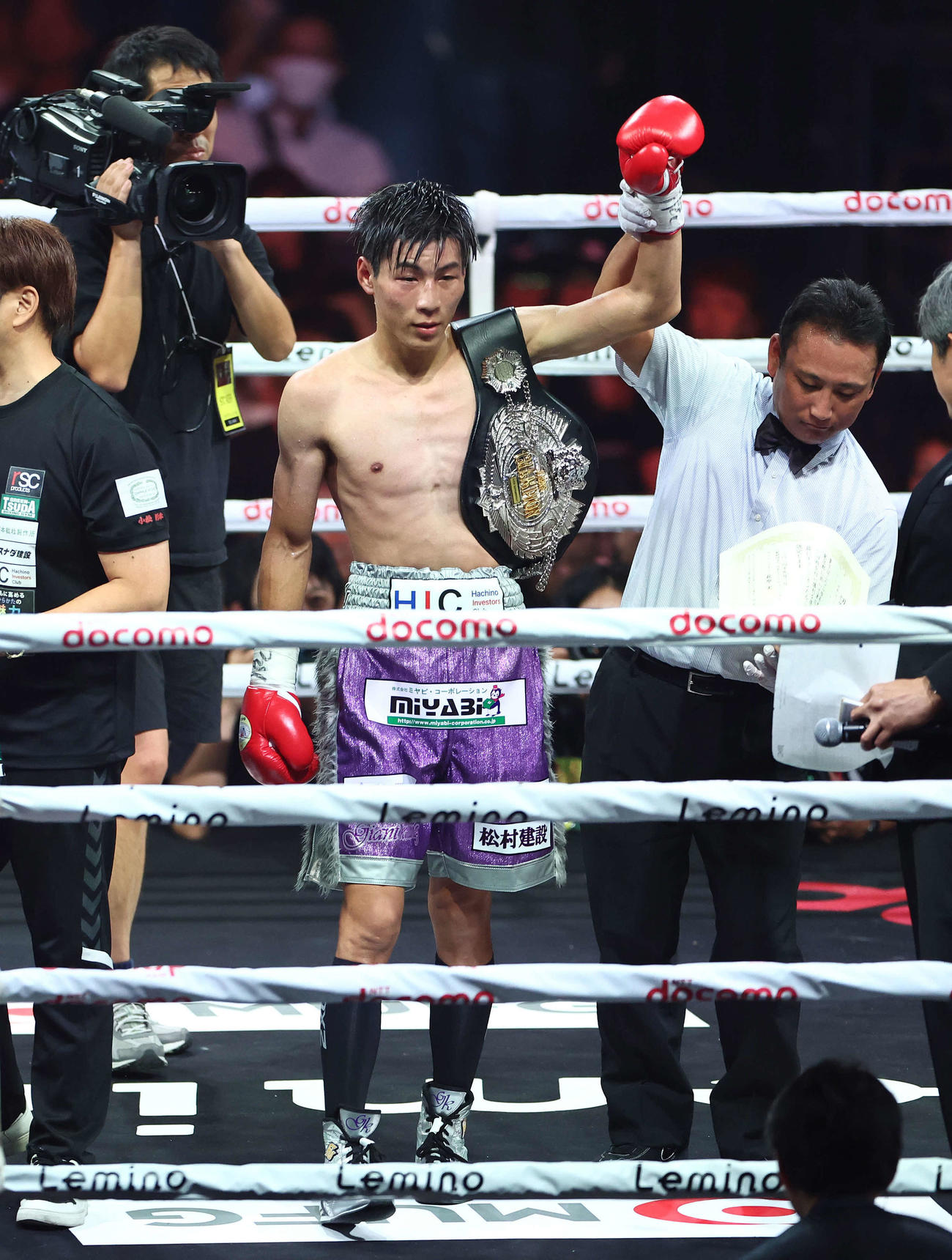 下町俊貴対津川龍也　津川に判定勝利する下町（撮影・河田真司）