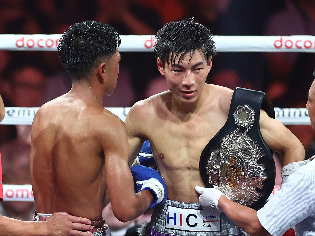 下町俊貴対津川龍也　津川（左）に判定勝利する下町（撮影・河田真司）