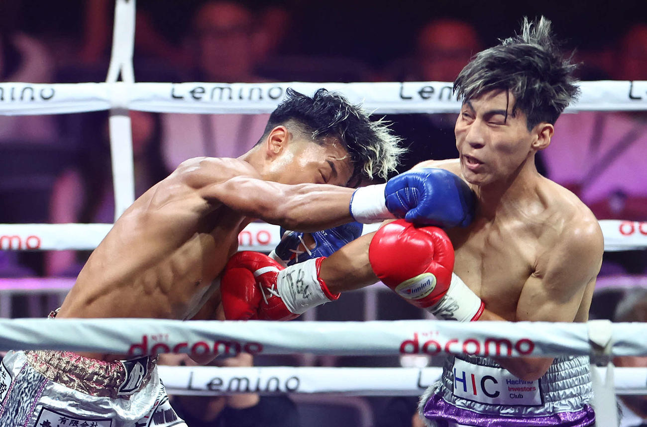 下町俊貴対津川龍也　1回、下町（右）にパンチを見舞う津川（撮影・河田真司）