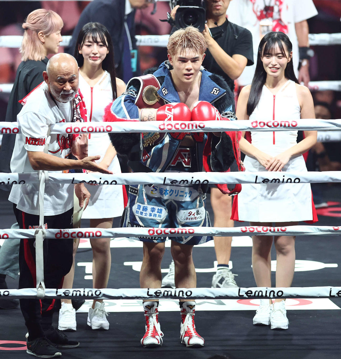佐々木尽対カミル・バラ　カミル・バラにTKO勝利する佐々木（撮影・河田真司）