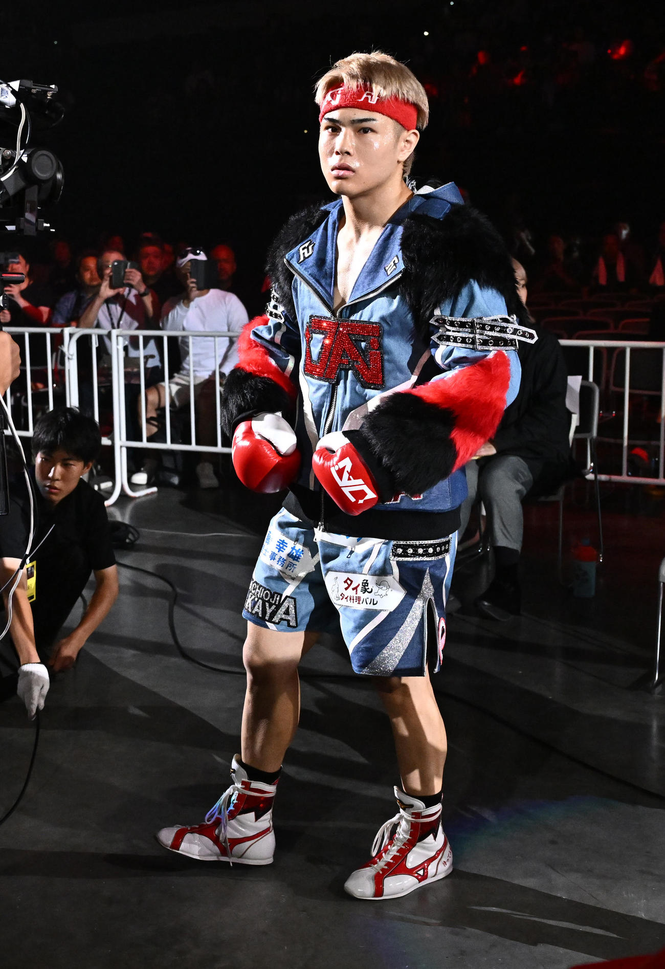 佐々木尽対カミル・バラ　入場する佐々木（撮影・滝沢徹郎）