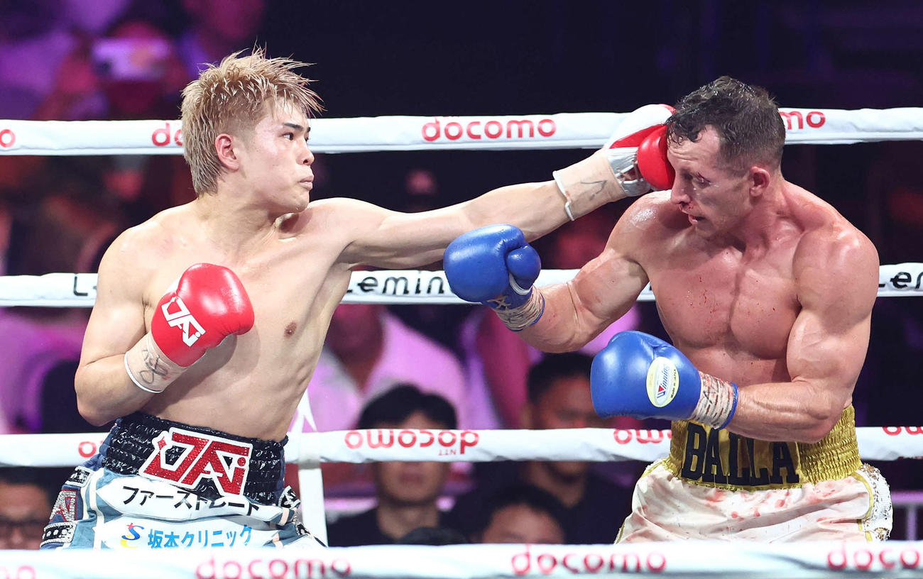 佐々木尽対カミル・バラ　7回、カミル・バラ（右）にパンチを見舞う佐々木（撮影・河田真司）