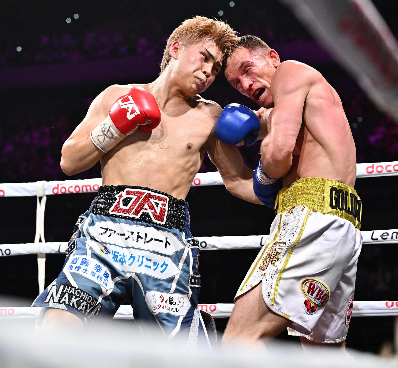 佐々木尽対カミル・バラ　3回、ボディーを打ち込む佐々木（左）（撮影・滝沢徹郎）