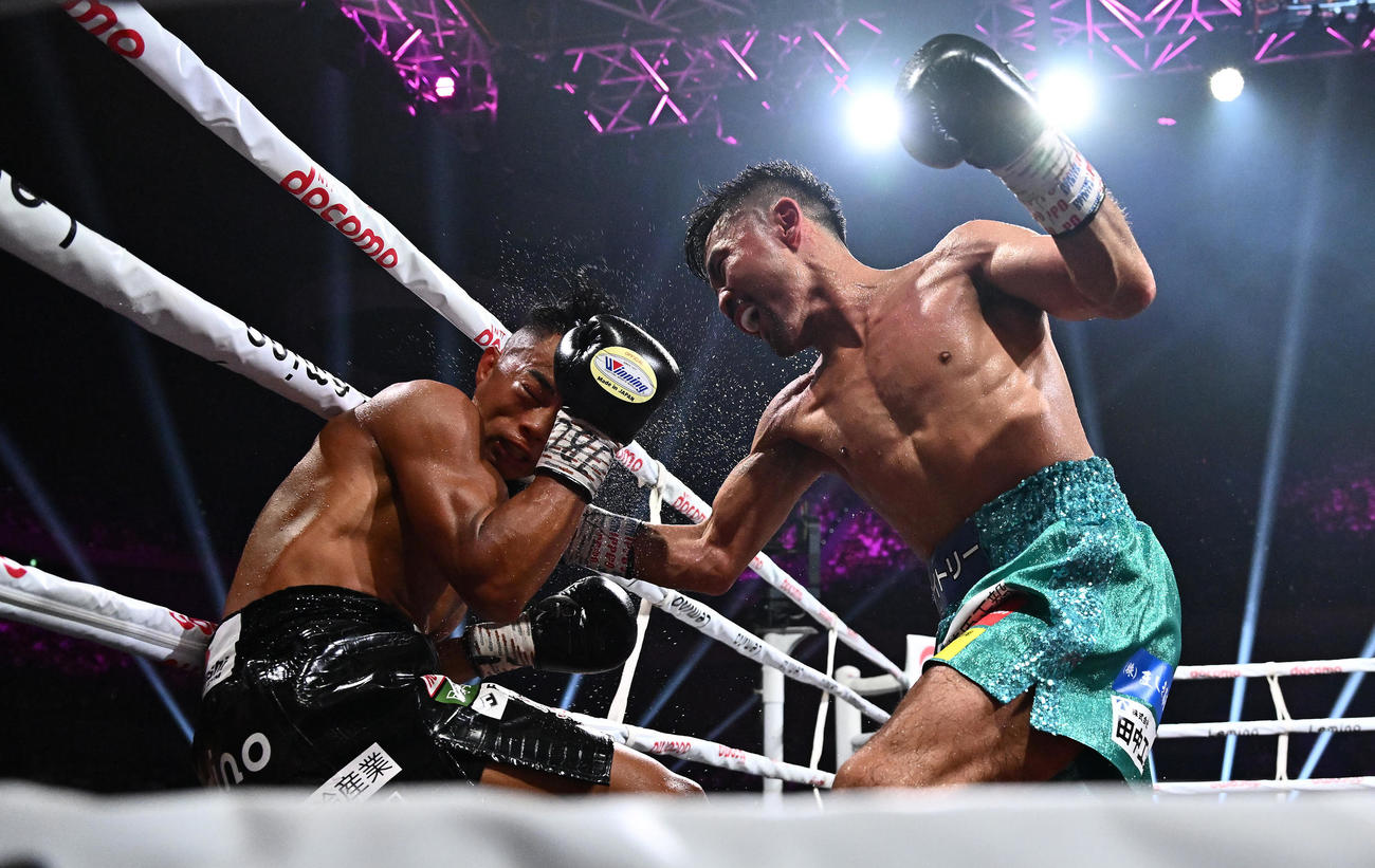 WBO世界バンタム級タイトルマッチ、武居由樹対比嘉大吾　11回、ロープ際で武居（左）を攻める比嘉（撮影・滝沢徹郎）