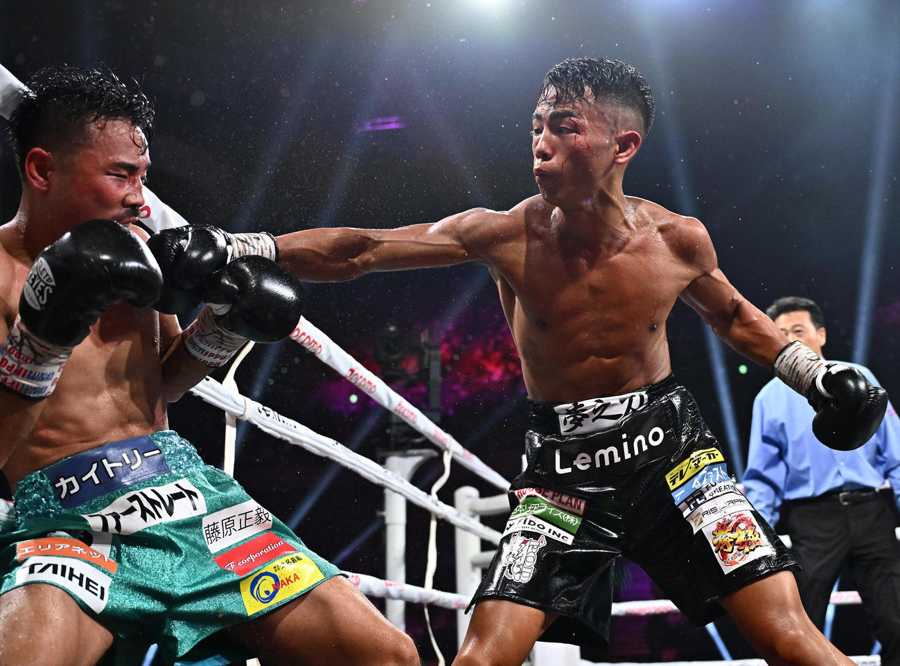 WBO世界バンタム級タイトルマッチ、武居由樹対比嘉大吾　11回、ロープ際で比嘉（左）を攻める武居（撮影・滝沢徹郎）