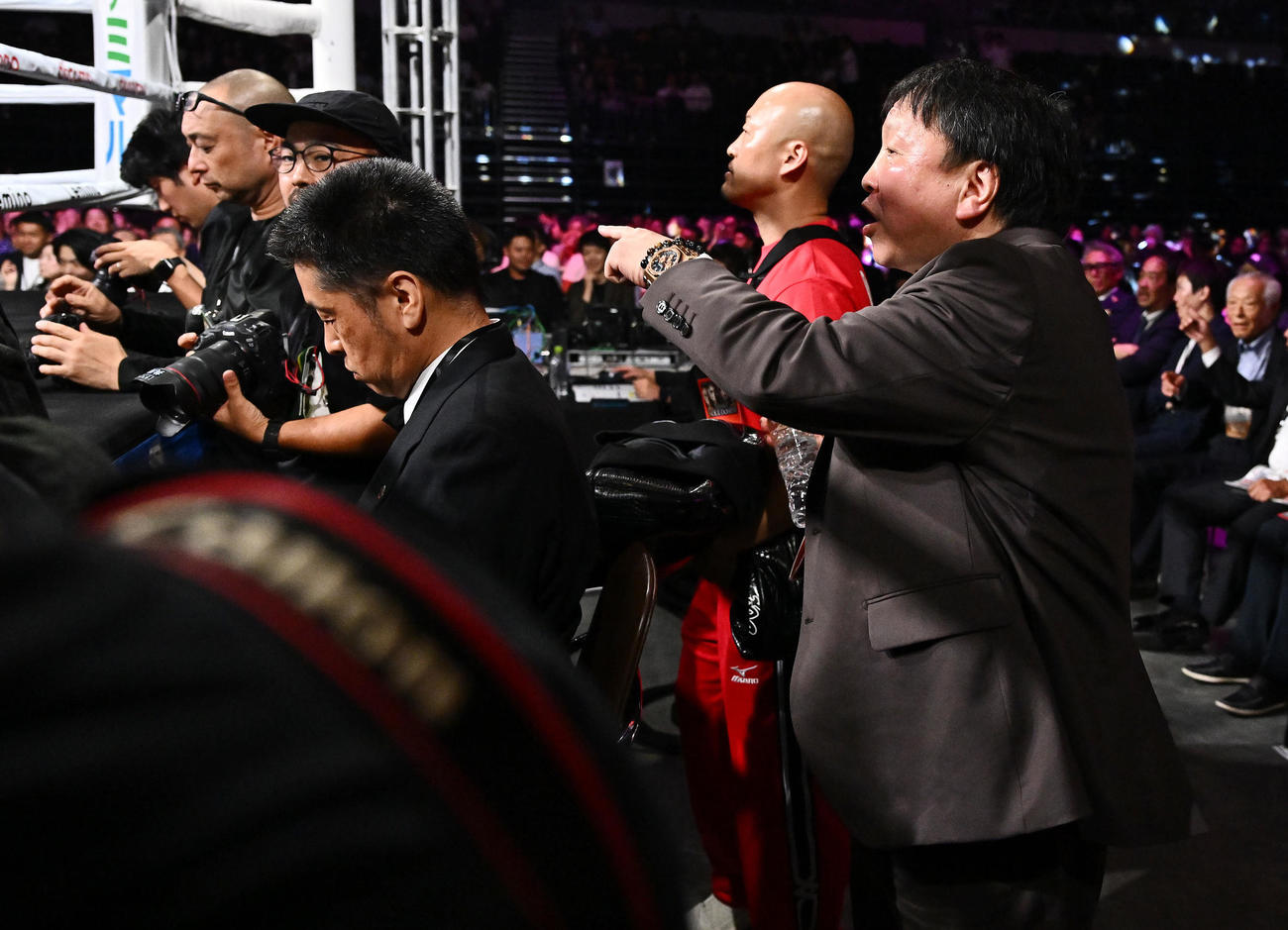 WBO世界バンタム級タイトルマッチ、武居由樹対比嘉大吾　11回を終えインターバル中にリングサイドから声を出す大橋会長（撮影・滝沢徹郎）