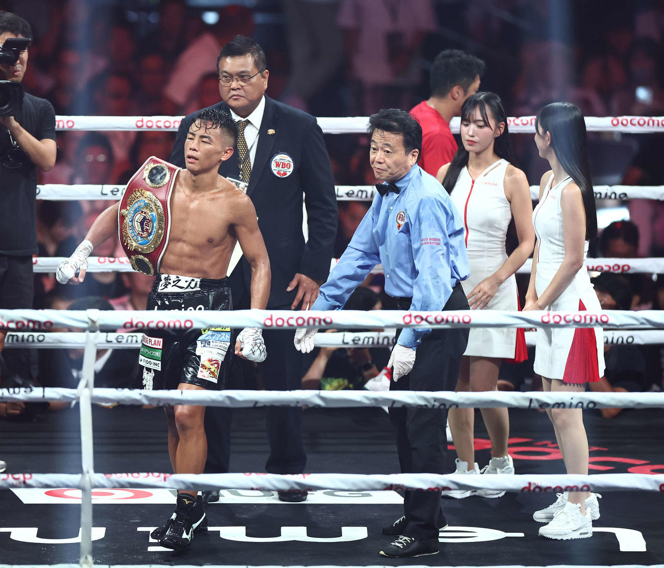 武居由樹対比嘉大吾　比嘉に判定勝利する武居（左）（撮影・河田真司）