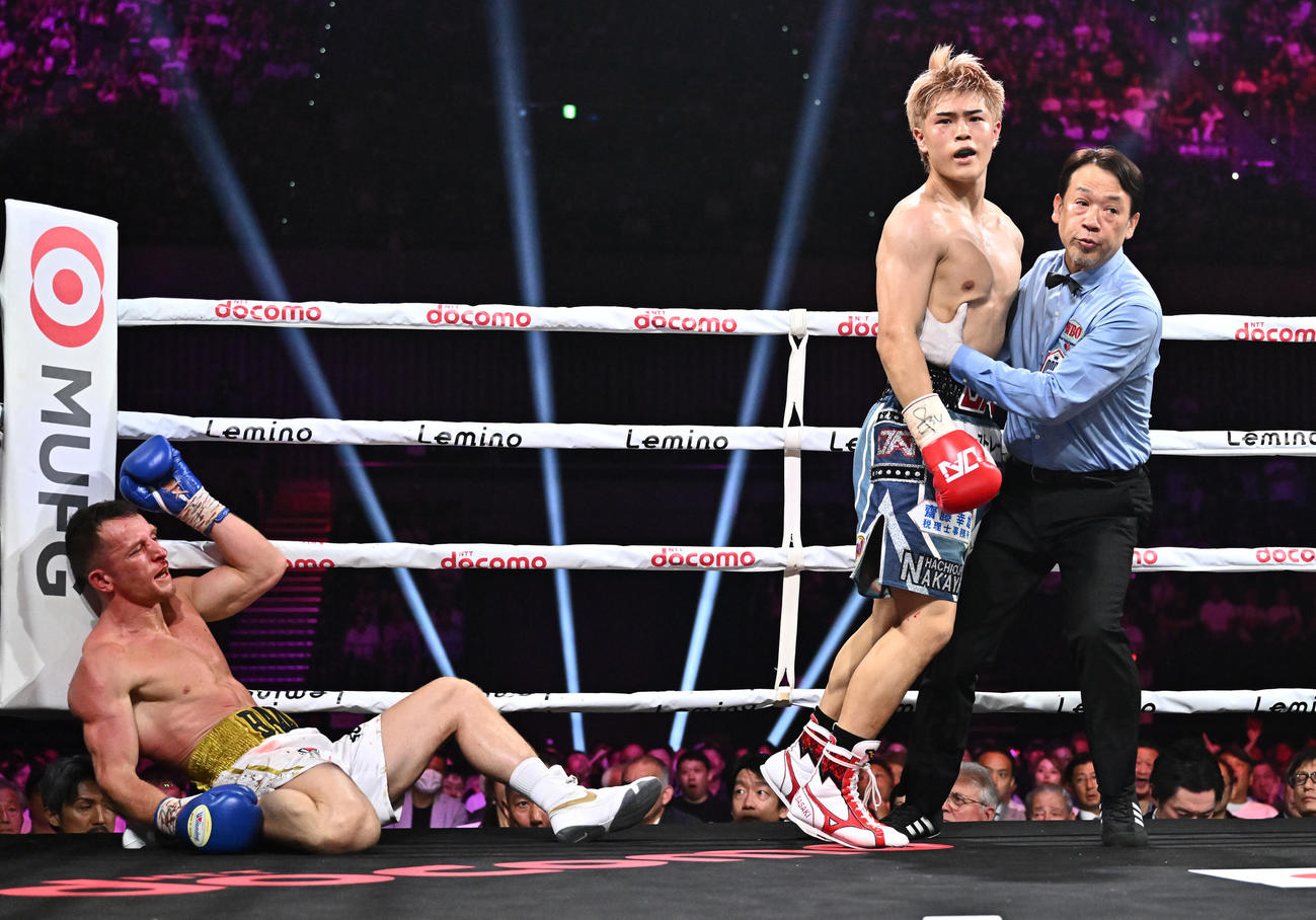 佐々木尽対カミル・バラ　3回、ダウンを奪う佐々木（右）（撮影・滝沢徹郎）