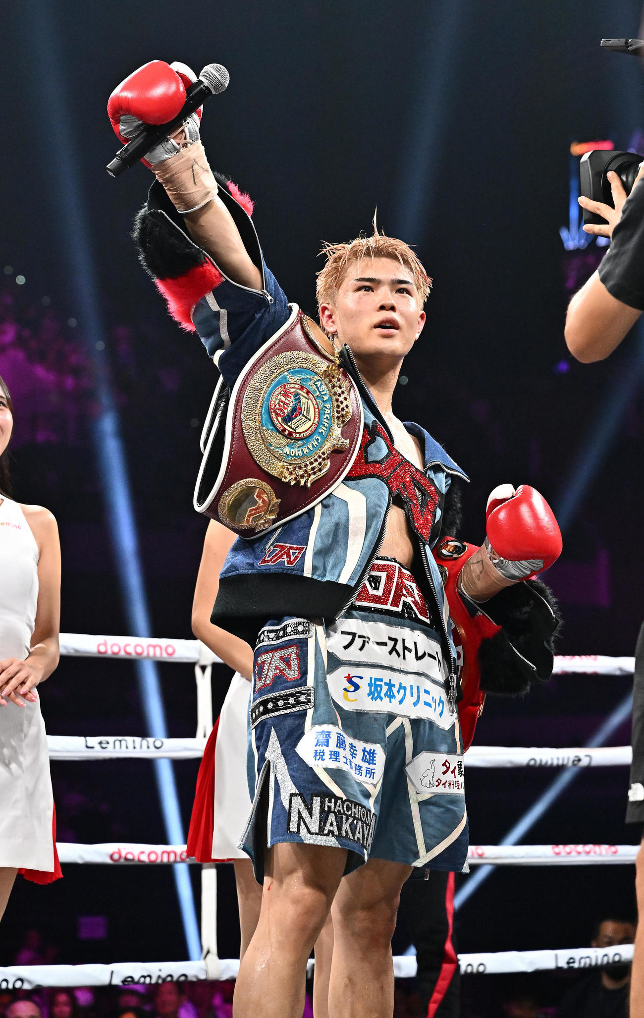 佐々木尽対カミル・バラ　TKO勝ちした佐々木はマイクでスタンドを盛り上げる（撮影・滝沢徹郎）