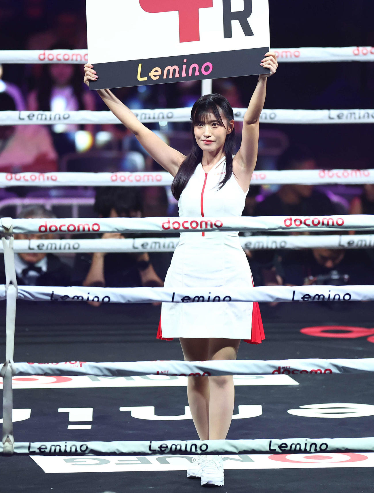 下町俊貴対津川龍也　ラウンドガールを務める引地裕美（撮影・河田真司）