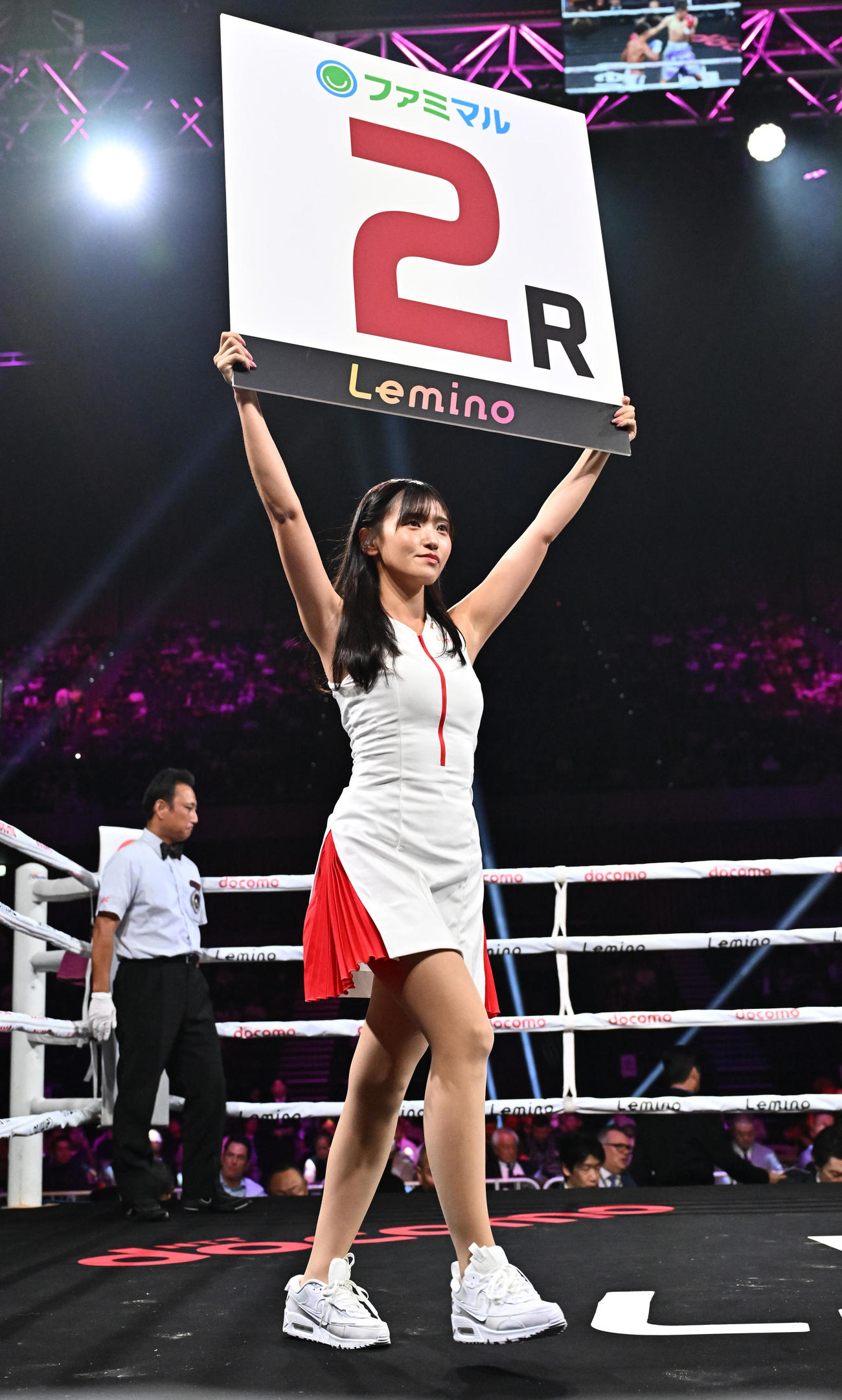 ラウンドガールを務める引地裕美（撮影・滝沢徹郎）
