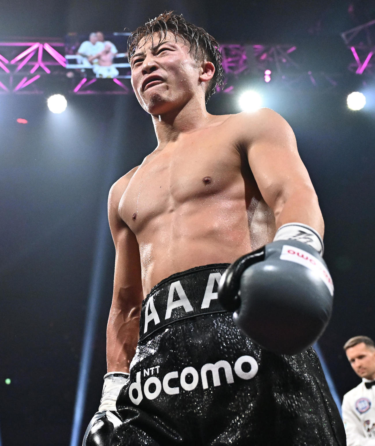 世界スーパーバンタム級4団体統一世界王者防衛戦、井上尚弥対TJ・ドヘニー　7回途中にドヘニーにTKO勝ちの井上はなんともいえない表情（撮影・滝沢徹郎）