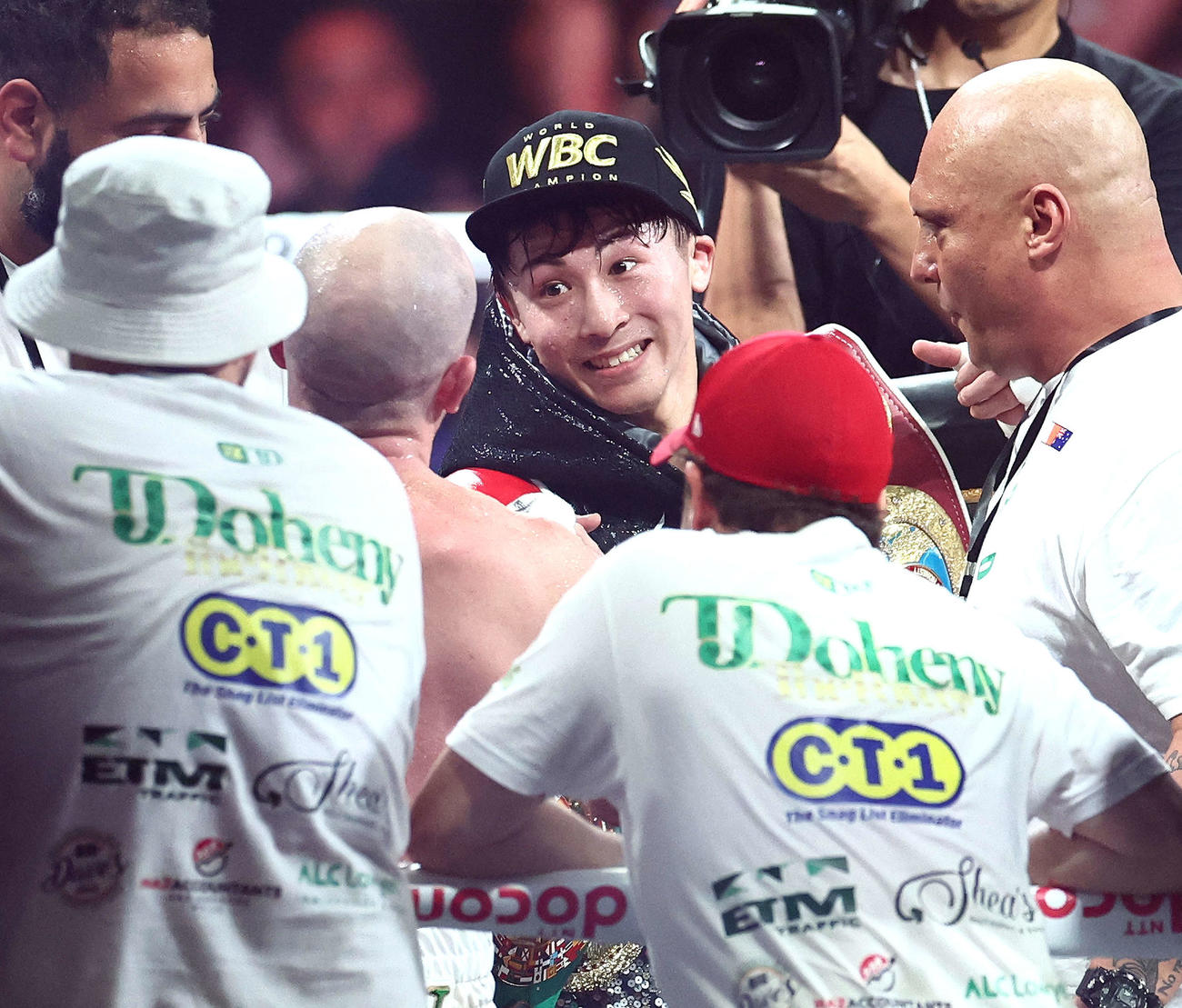 井上尚弥対TJ・ドへニー　7回、TJ・ドへニー（手前）にTKO勝利する井上尚（撮影・河田真司）