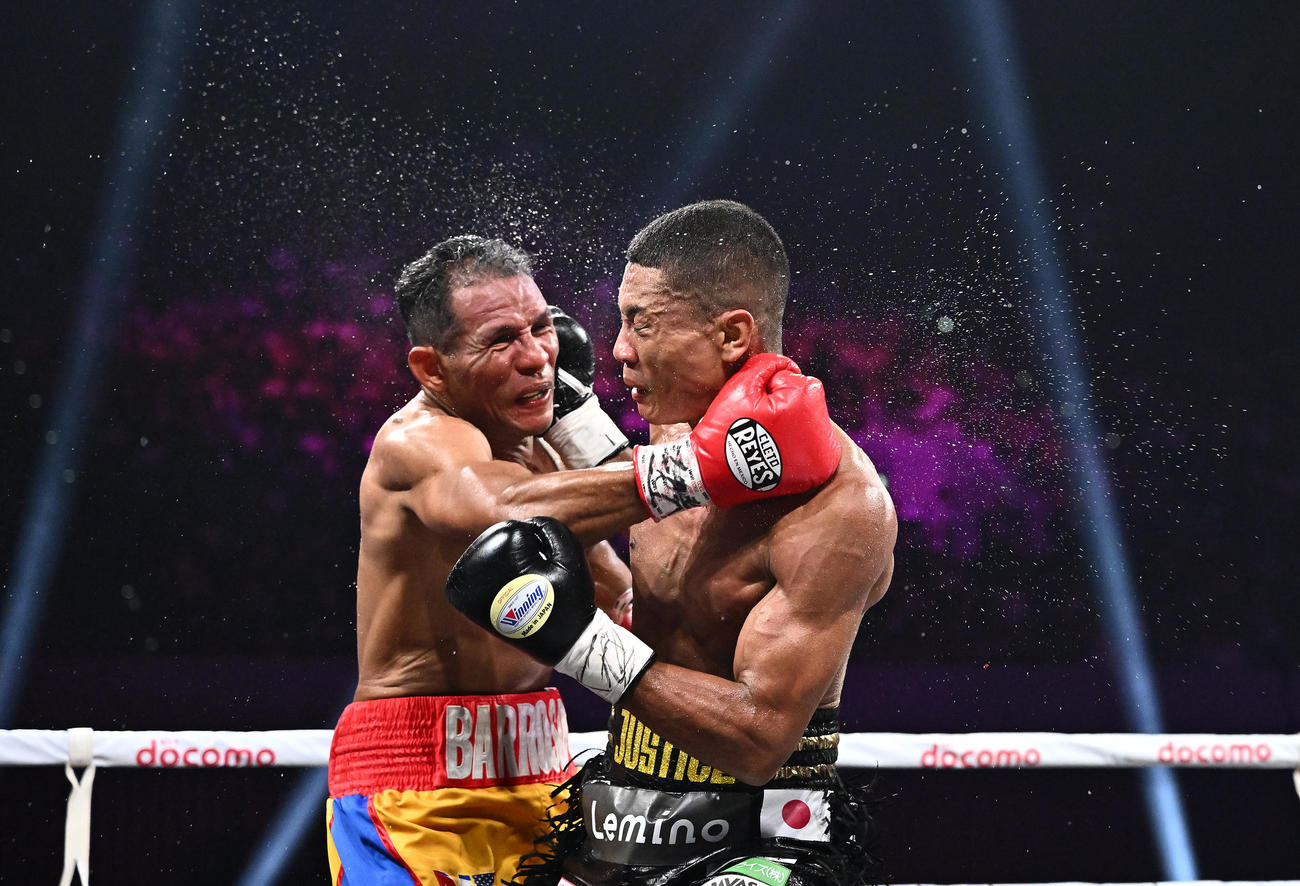 WBA世界スーパーライト級挑戦者決定戦、平岡アンディ対イスマエル・バロッソ　6回、右フックでダウンを奪う平岡（右）（撮影・滝沢徹郎）