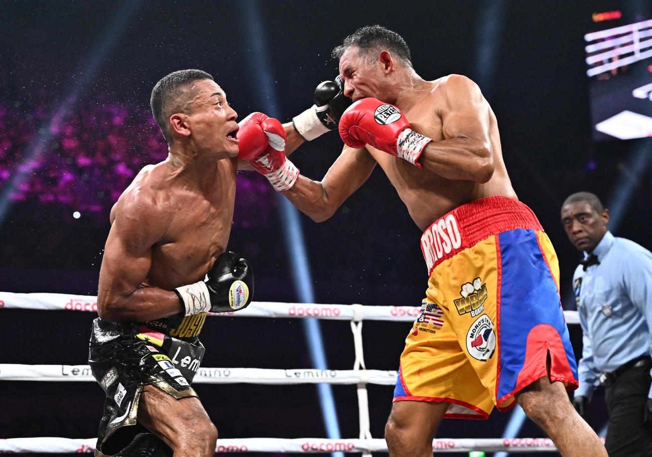 WBA世界スーパーライト級挑戦者決定戦、平岡アンディ対イスマエル・バロッソ　9回、バロッソ（右）の顔面を捉える平岡（撮影・滝沢徹郎）