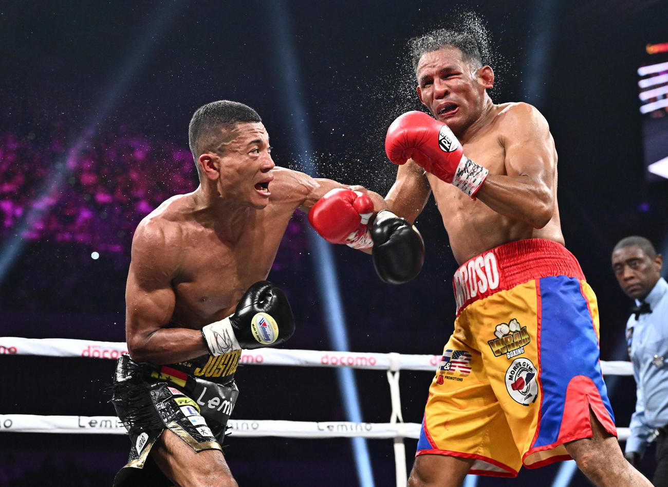 WBA世界スーパーライト級挑戦者決定戦、平岡アンディ対イスマエル・バロッソ　9回、バロッソ（右）の顔面を捉える平岡（撮影・滝沢徹郎）