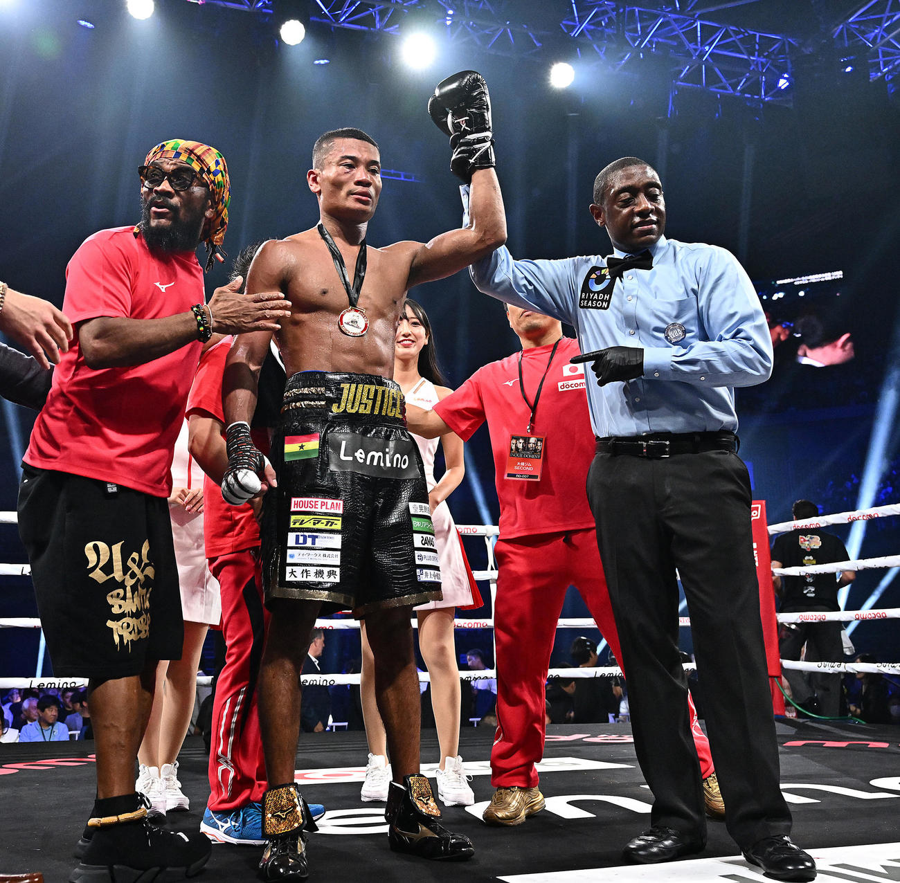 TKO勝利の平岡（中央）は勝ち名乗りを受ける（撮影・滝沢徹郎）