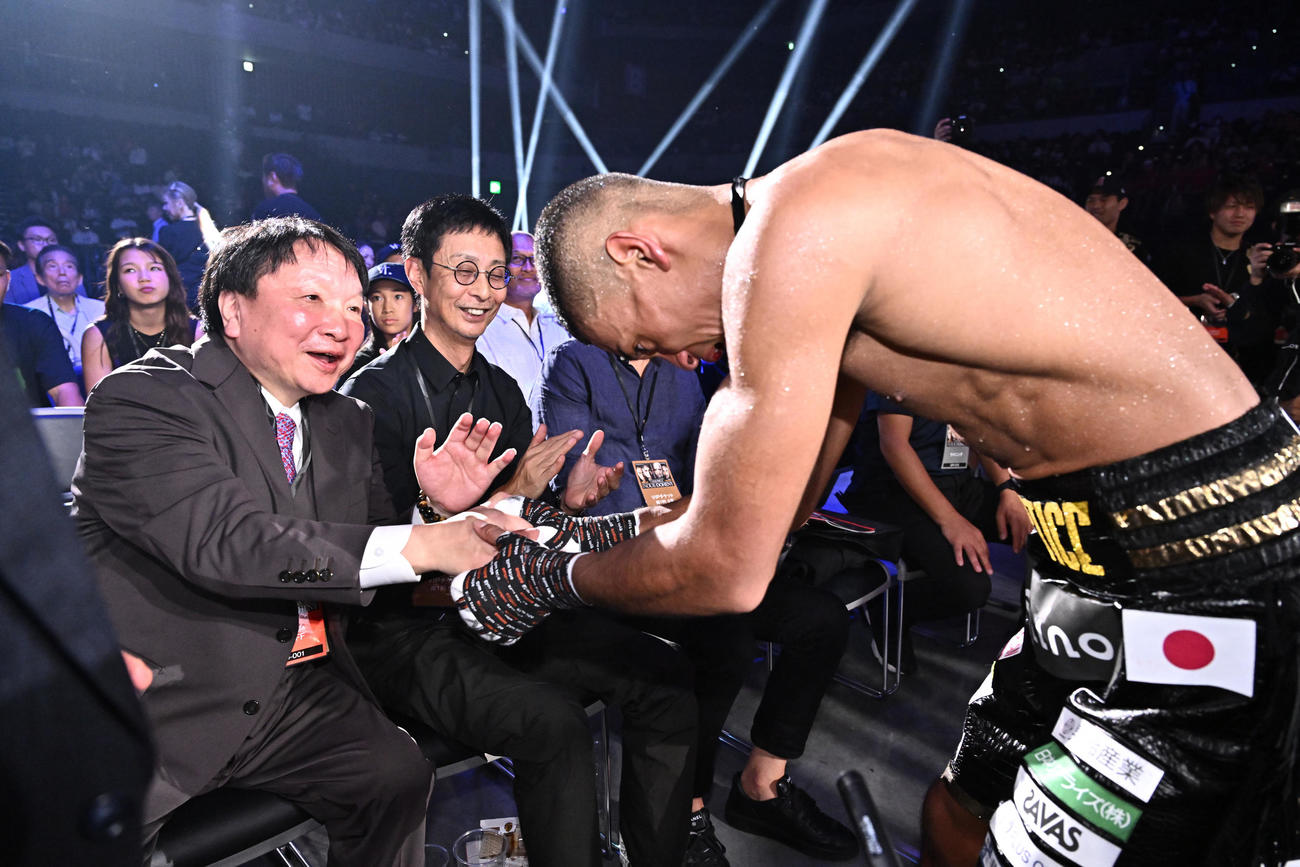TKO勝利の平岡（右）と握手を交わしねぎらう大橋会長（撮影・滝沢徹郎）