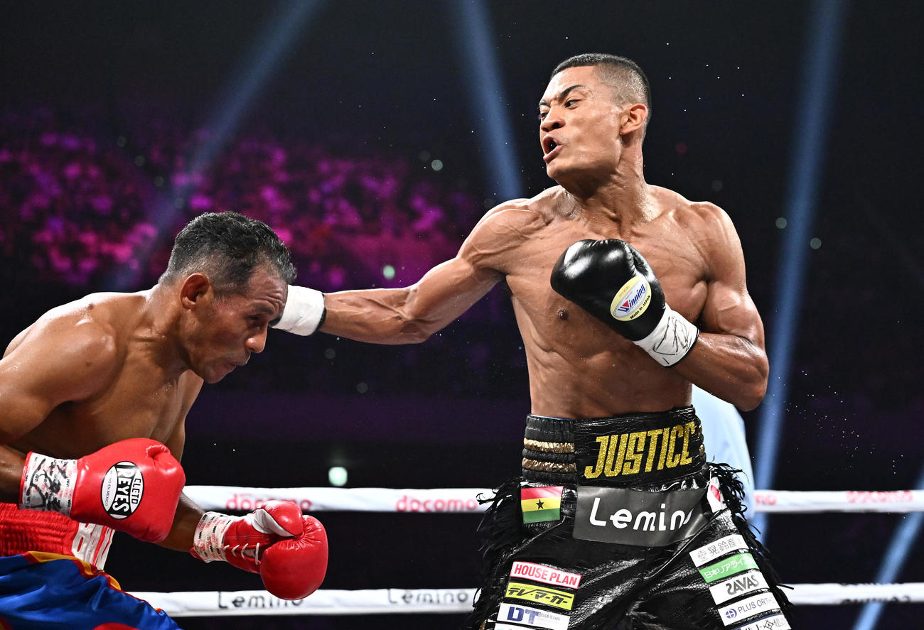 WBA世界スーパーライト級挑戦者決定戦、平岡アンディ対イスマエル・バロッソ　2回、右フックを打ち込む平岡（撮影・滝沢徹郎）