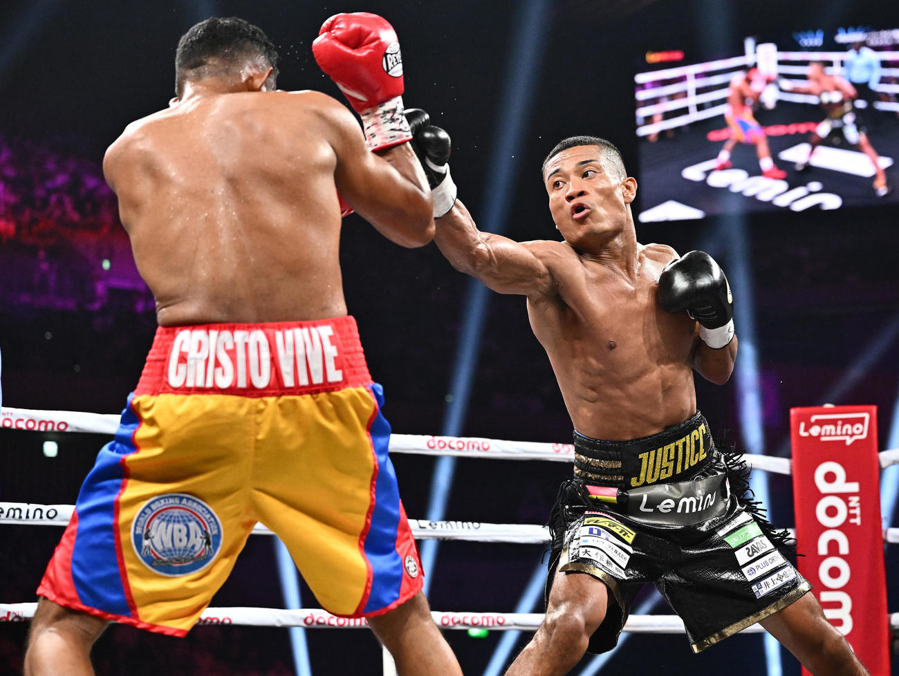 WBA世界スーパーライト級挑戦者決定戦、平岡アンディ対イスマエル・バロッソ　3回、ジャブを打ち込む平岡（撮影・滝沢徹郎）