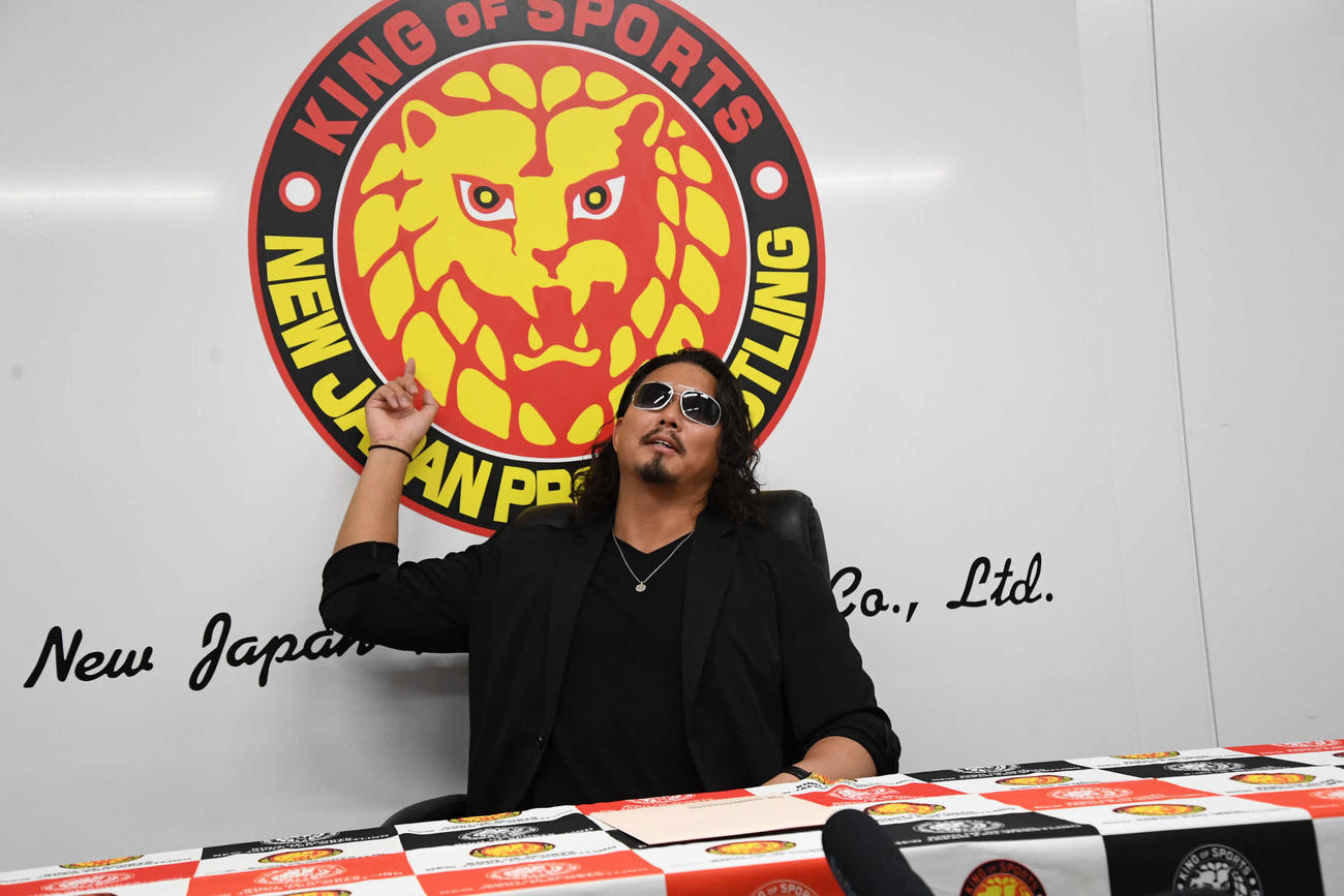 新日本プロレス入団会見を行ったジェイクはライオンマークを指さしながら「この団体は日本屈指の団体だ。やる価値は十二分にある」と語った　（C）新日本プロレス