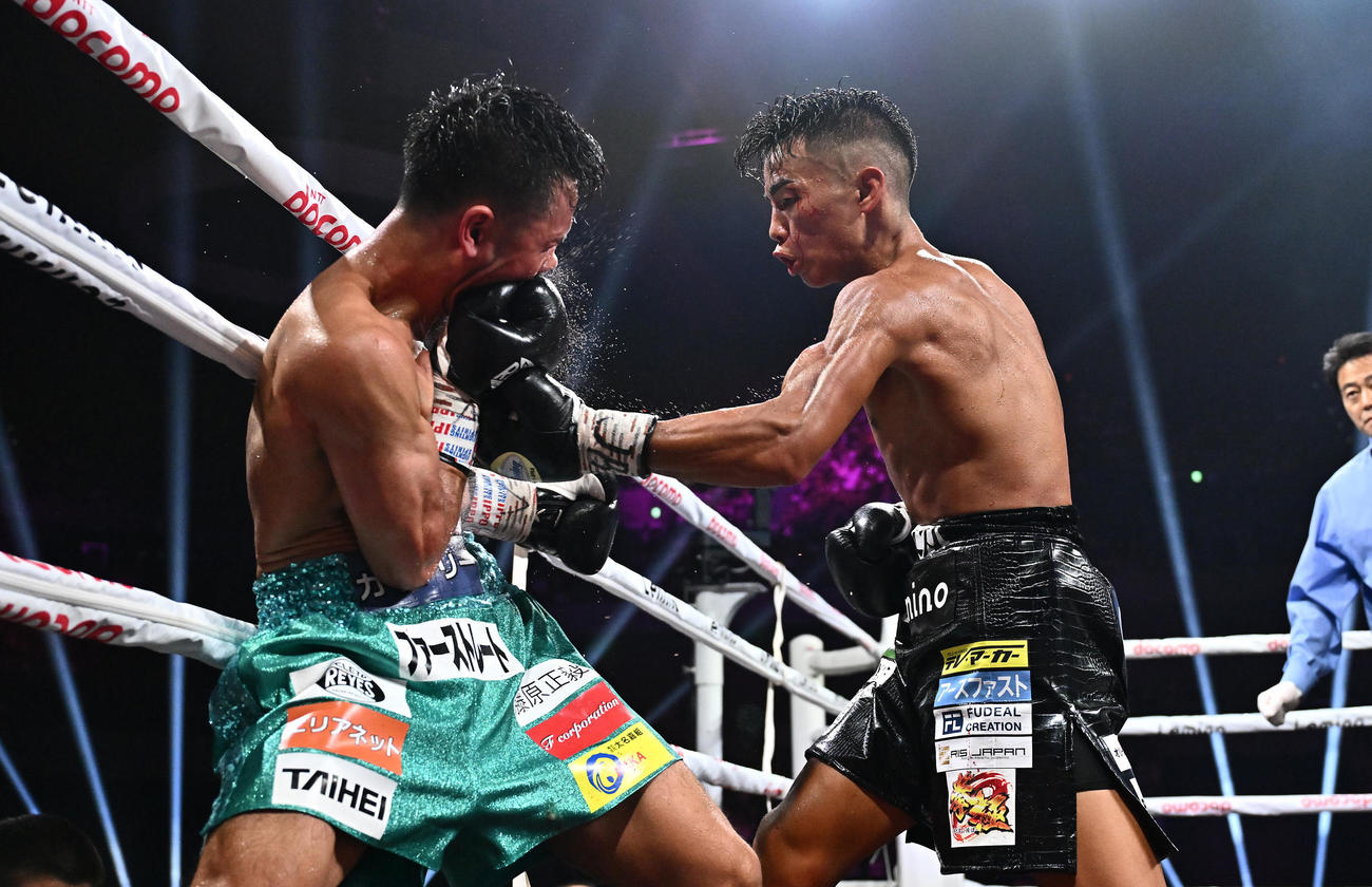 WBO世界バンタム級タイトルマッチ、武居由樹対比嘉大吾　11回、ロープ際で比嘉（左）を攻める武居（撮影・滝沢徹郎）
