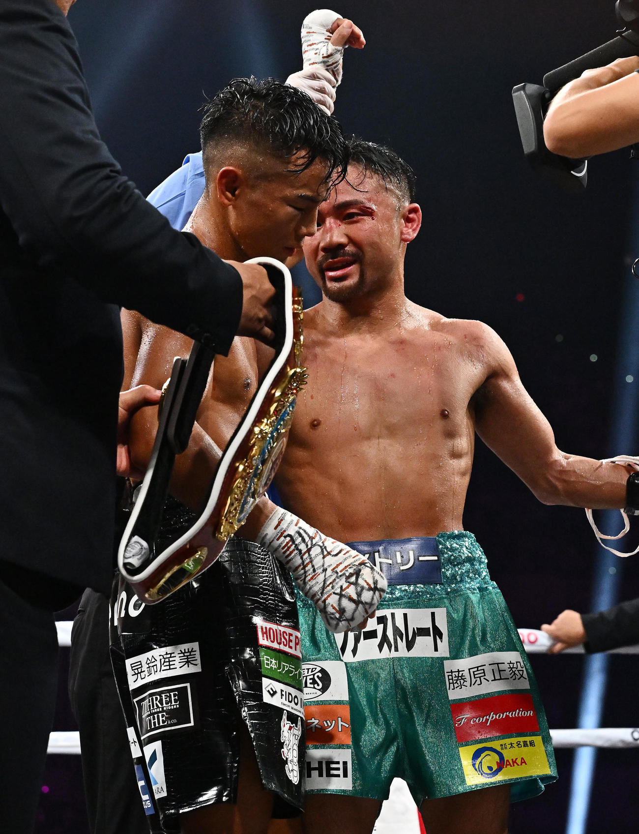 WBO世バンタム級タイトルマッチ、武居由樹対比嘉大吾　敗れた比嘉（右）は武居に笑顔で声をかける（撮影・滝沢徹郎）