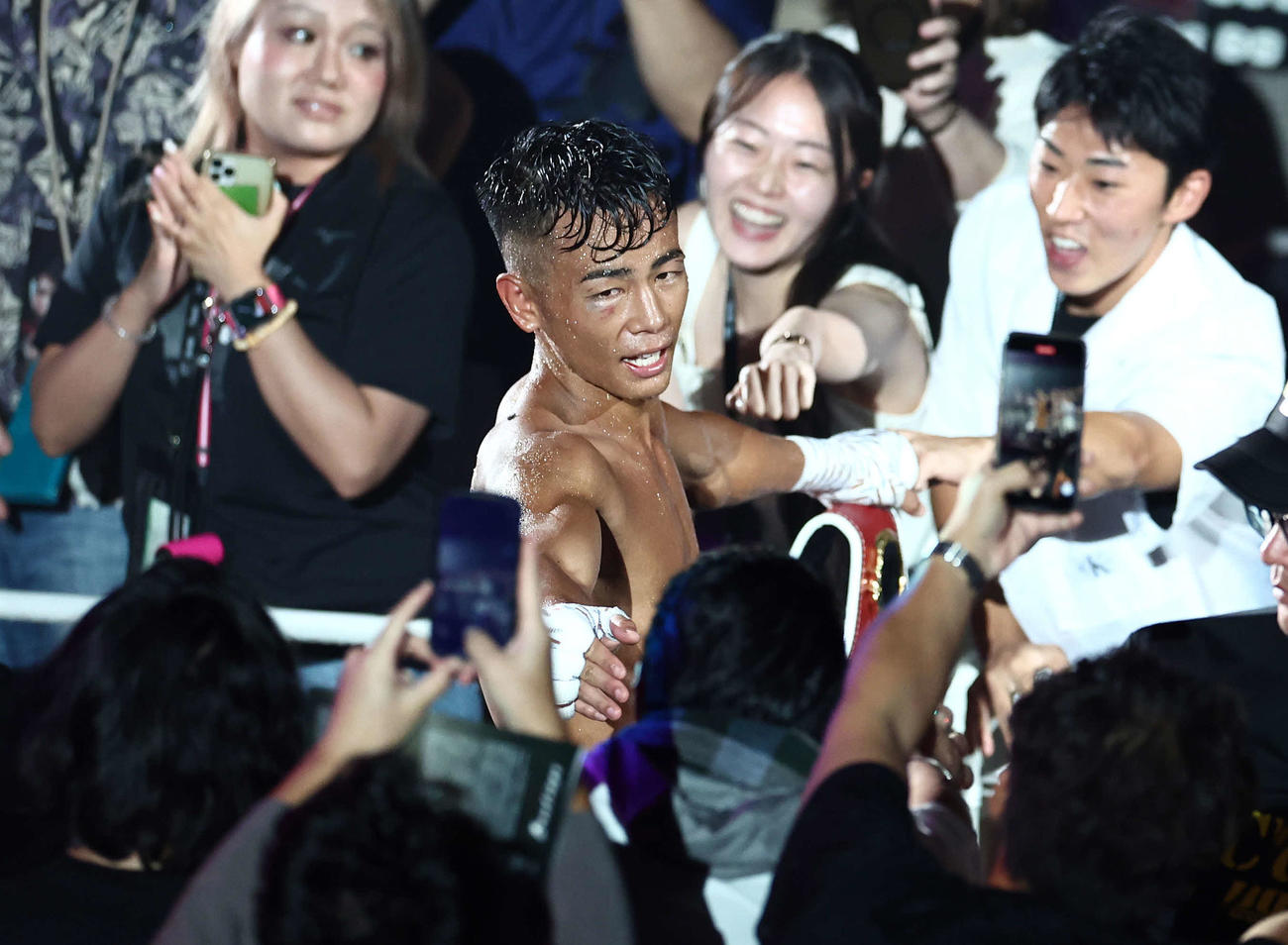 武居由樹対比嘉大吾　比嘉に判定勝利し引き揚げる武居（中央）（撮影・河田真司）