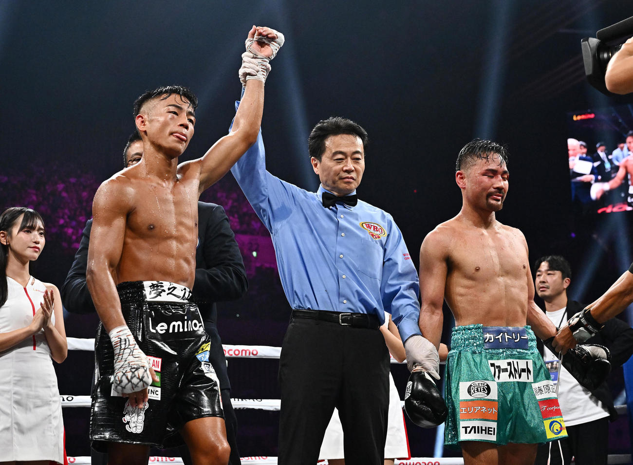 WBO世バンタム級タイトルマッチ、武居由樹対比嘉大吾　判定勝ちもさえない表情の武居（左）と比嘉（撮影・滝沢徹郎）