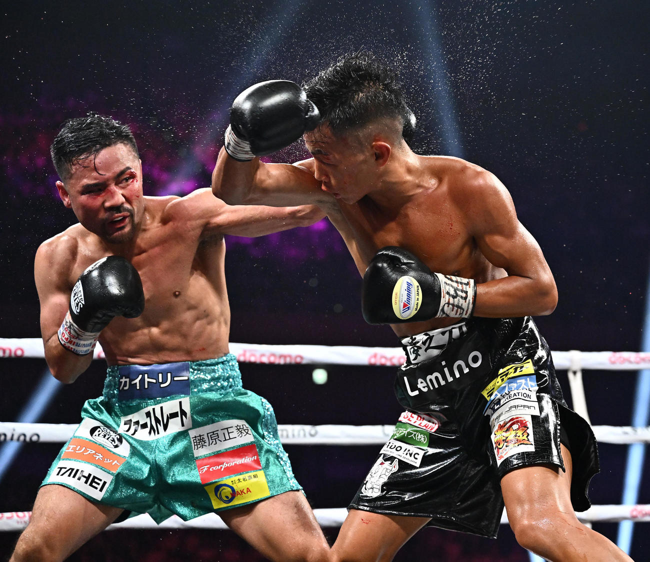 WBO世界バンタム級タイトルマッチ、武居由樹対比嘉大吾　11回、打ち合う武居（右）と比嘉（撮影・滝沢徹郎）