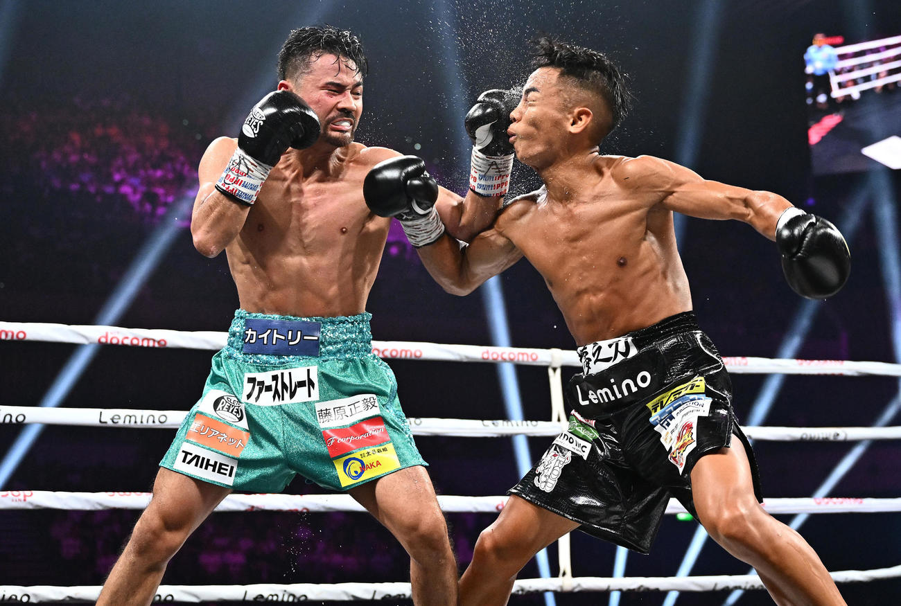 WBO世界バンタム級タイトルマッチ、武居由樹対比嘉大吾　6回、打ち合う武居（右）を攻める比嘉（撮影・滝沢徹郎）