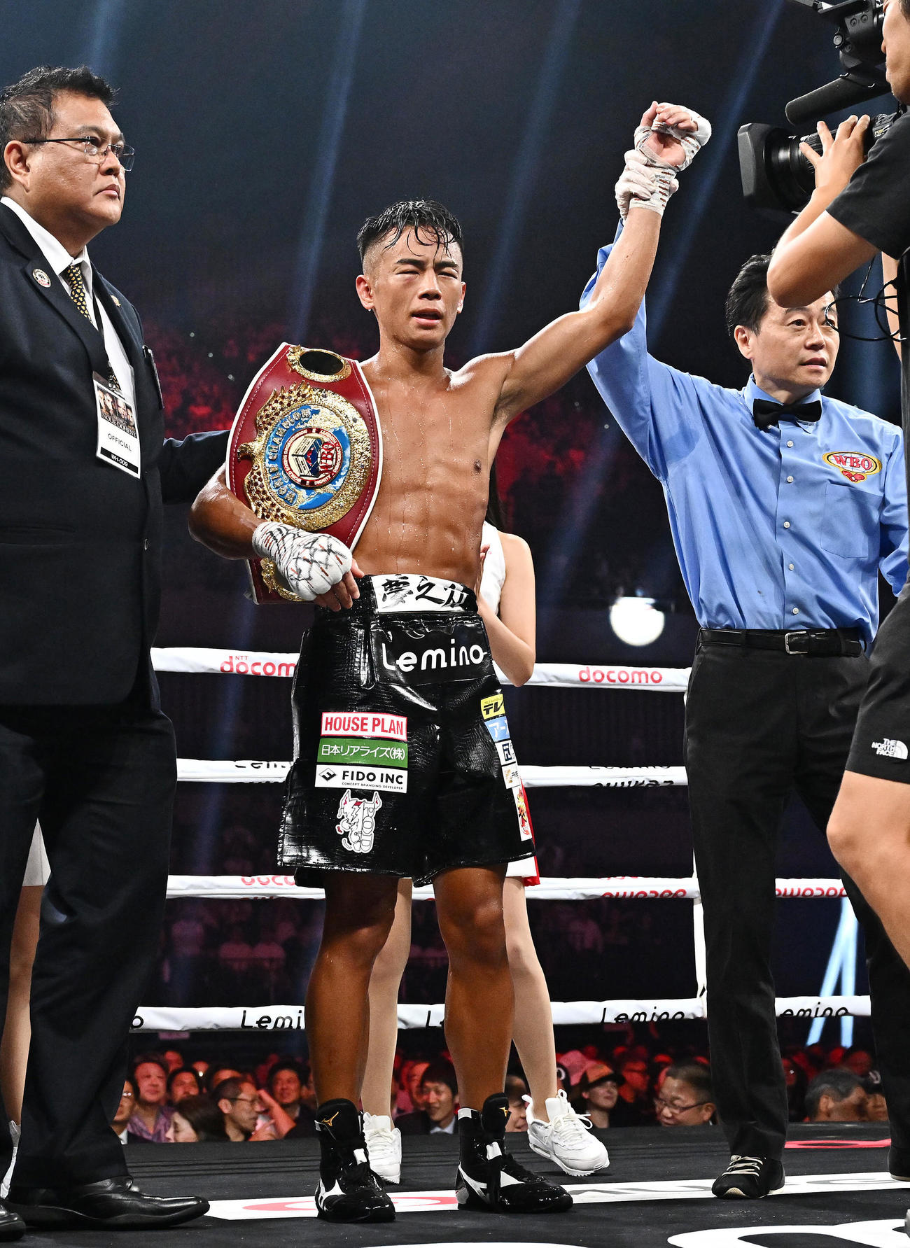 WBO世バンタム級タイトルマッチ、武居由樹対比嘉大吾　判定勝ちで防衛に成功し勝ち名乗りを受ける武居（撮影・滝沢徹郎）