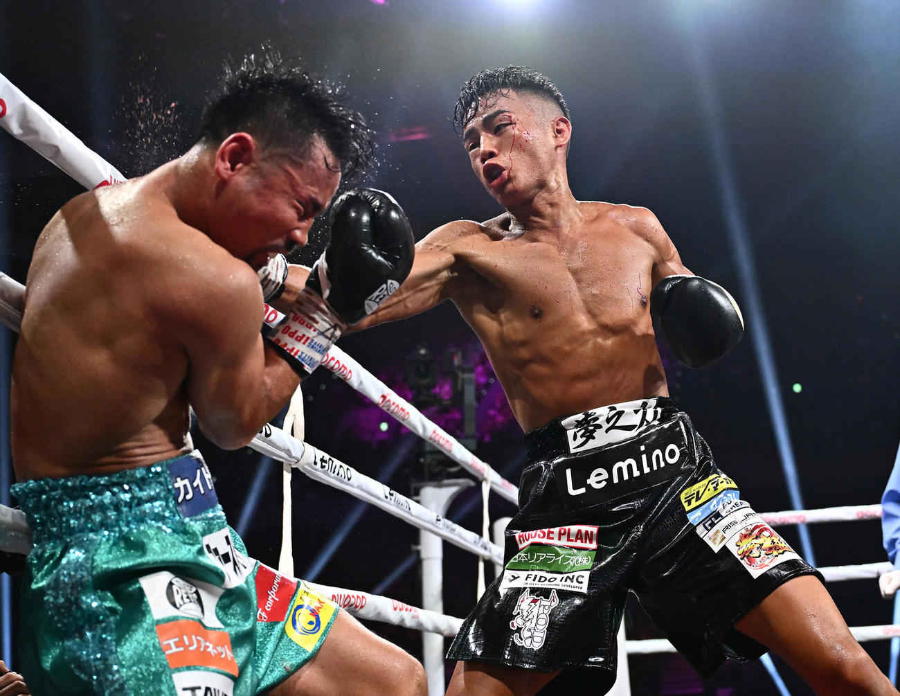 WBO世界バンタム級タイトルマッチ、武居由樹対比嘉大吾　11回、ロープ際で比嘉（左）を攻める武居（撮影・滝沢徹郎）
