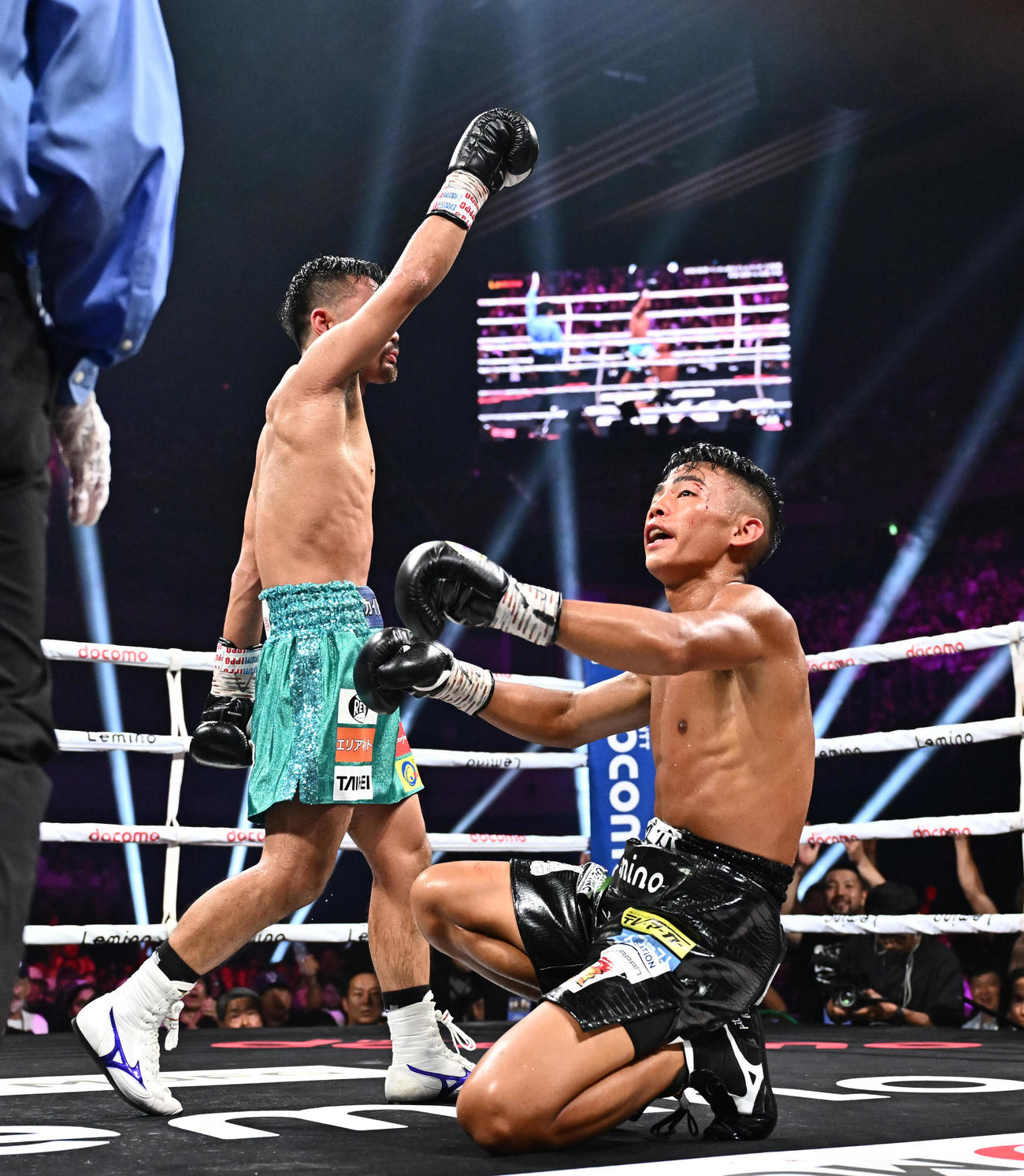 WBO世界バンタム級タイトルマッチ、武居由樹対比嘉大吾　11回、ダウンの判定に納得のいかない様子の武居（右）（撮影・滝沢徹郎）