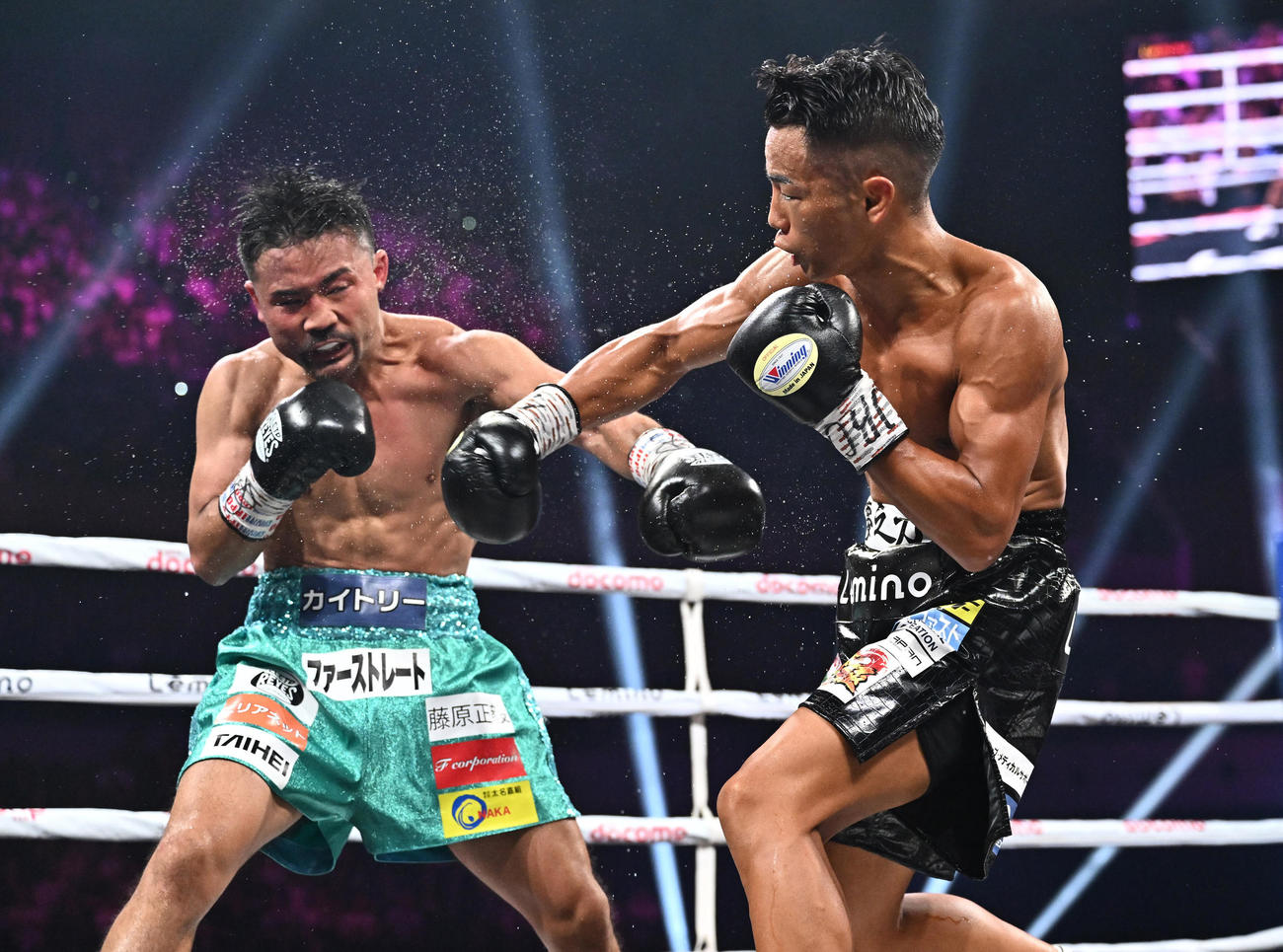 WBO世界バンタム級タイトルマッチ、武居由樹対比嘉大吾　6回、打ち合う武居（右）と比嘉（撮影・滝沢徹郎）