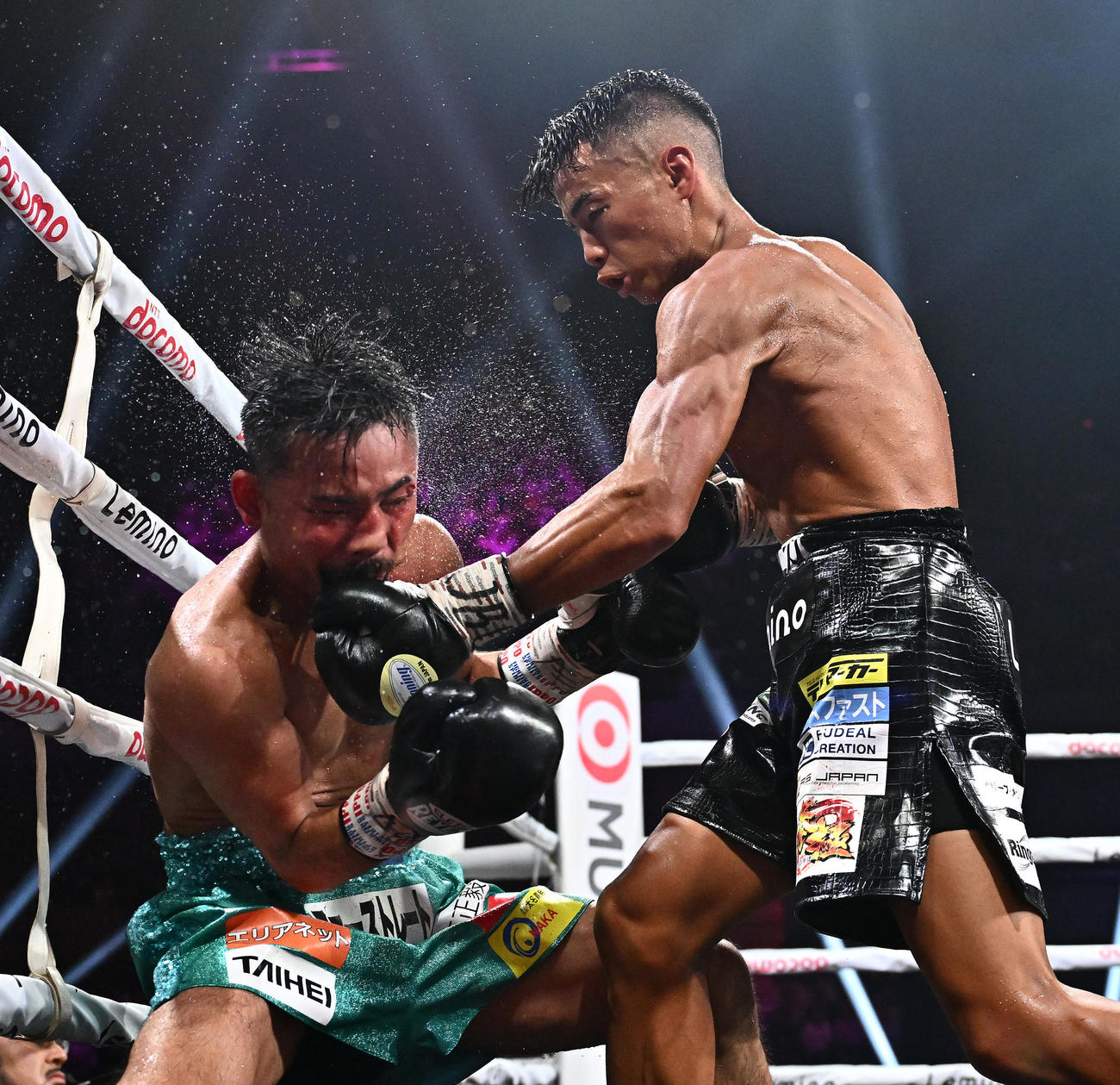 WBO世界バンタム級タイトルマッチ、武居由樹対比嘉大吾　12回、ロープ際で比嘉（左）を攻める武居（撮影・滝沢徹郎）