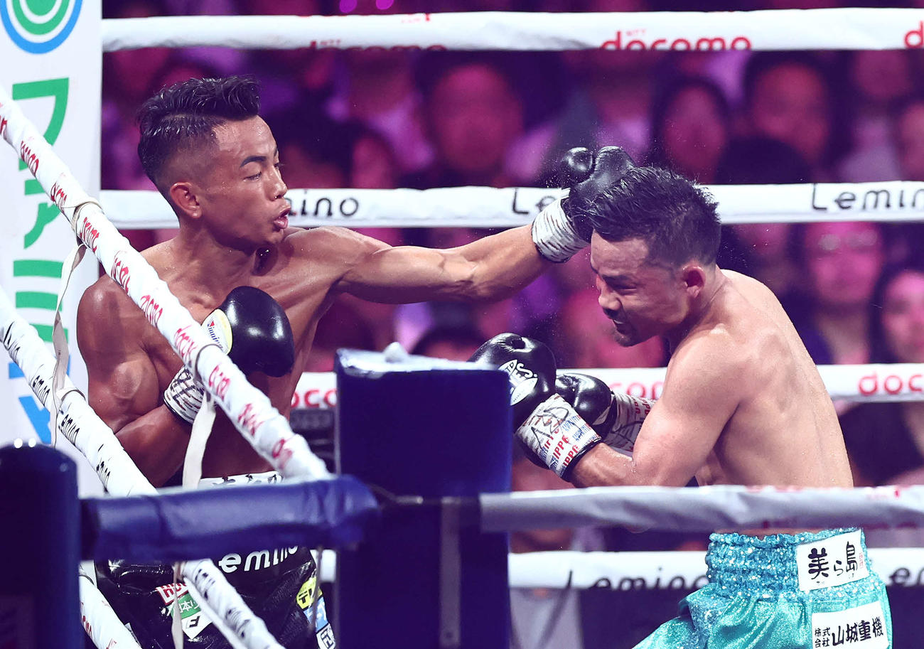 武居由樹対比嘉大吾　7回、比嘉（右）を攻める武居（撮影・河田真司）