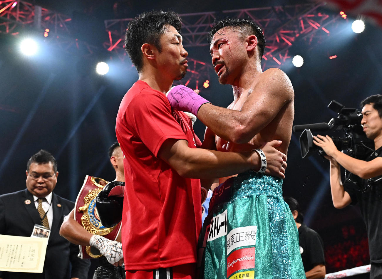 WBO世バンタム級タイトルマッチ、武居由樹対比嘉大吾　試合を終え健闘をたたえ合う八重樫トレーナー（左）と比嘉（撮影・滝沢徹郎）